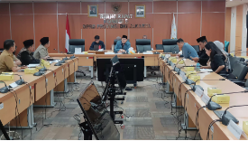 Komisi E DPRD DKI Jakarta menggelar rapat kerja membahas pencabutan Keputusan Gubernur Nomor 977 Tahun 2009 tentang Satuan Biaya dan Cakupan Komponen Pembinaan Mental Rohani Pegawai di lingkungan Pemerintah Provinsi DKI Jakarta. Dalam kesempatan itu, Komisi E juga akan membahas draft Rancangan Keputusan Gubernur Pengganti Keputusan Gubernur Nomor 977 Tahun 2009. Rapat dipimpin Ketua Komisi E DPRD DKI Jakarta Muhammad Thamrin, dihadiri Anggota Komisi E Jhonny Simanjuntak, Farah Savira, Raden Gusti Arif Yulifard, Dina Masyusin, serta Astrid Kuya. “Hari ini kami akan mendengarkan Biro Pendidikan Mental dan Spiritual Setda DKI terhadap usulan pencabutan Kepgub 977,” ujar Thamrin di gedung DPRD DKI Jakarta, Selasa (12/11). Sementara dari pihak eksekutif turut hadir perwakilan Biro Pendidikan Mental dan Spiritual Setda DKI, perwakilan Inspektur Provinsi DKI Jakarta, perwakilan Bappeda Provinsi DKI Jakarta, dan perwakilan BPKD Provinsi DKI Jakarta. Hadir juga perwakilan dari BPAD Provinsi DKI Jakarta, BKD Provinsi DKI Jakarta, Dinas Pendidikan Provinsi DKI Jakarta, dan Biro Hukum Setda Provinsi DKI Jakarta. Kegiatan rapat ini mengacu pada Surat Undangan Rapat Nomor 1002/HK.01.04 yang ditandatangani Ketua DPRD DKI Jakarta Khoirudin.