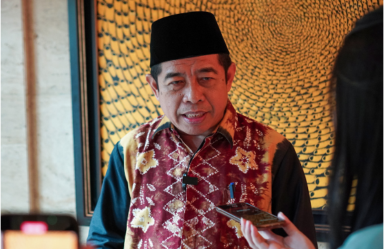 Ketua DPRD DKI Jakarta Khoirudin mendukung program pemerintah pusat untuk mewujudkan tiga juta rumah bagi Masyarakat Berpenghasilan Rendah (MBR). Demi menyukseskan program itu, Khoirudin akan berkoordinasi dengan Satuan Kerja Perangkat Daerah (SKPD) yang memiliki aset lahan untuk dibangun hunian layak. “Kita siap untuk mendukung program pemerintah untuk membangun hunian vertikal di tanah-tanah pemerintah daerah,” ujar Khoirudin usai mengikuti rapat koordinasi dengan Kementerian Dalam Negeri secara virtual, Kamis (14/11). Ketua DPRD DKI Jakarta Khoirudin. (dok.DDJP) Ia juga menyatakan, siap mendukung pembebasan retribusi Persetujuan Bangunan Gedung (PBG) dan pajak Bea Perolehan Hak atas Tanah dan Bangunan (BPHTB) untuk pembangunan program tiga juta rumah. “Kita juga ingin mempercepat proses perizinan dan dibebaskan dari retribusi. Kita dukung sepenuhnya program pemerintah pusat,” tutur Khoirudin. Di kesempatan itu, Menteri Dalam Negeri Tito Karnavian berpesan agar Pemprov DKI Jakarta bersama DPRD DKI Jakarta untuk berkolaborasi mewujudkan program tiga juta rumah untuk MBR. “Meminta kepala daerah dan dukungan DPRD agar program bisa berjalan lancar dan cepat,” ungkap Tito. Tito mengusulkan agar Jakarta mengusung konsep hunian vertikal, mengingat terbatasnya lahan. Berbeda dengan daerah lain yang diminta membuat hunian tapak. “Kalau di Jakarta dengan metode gedung bertingkat atau high rise building. Sedangkan daerah selain mengusung konsep rumah tapak yang sederhana,” ungkap Tito. Terwujudnya program tiga juta rumah, harap dia, dapat meningkatkan akses masyarakat terhadap tempat tinggal yang layak dan terjangkau bagi masyarakat miskin. “Saya berharap rekan-rekan mendukung program prioritas nasional ini demi kepentingan masyarakat yang terindikasi banyak sekali tak memiliki rumah layak, khususnya masyarakat tak mampu,” tukas Tito. Adapun dasar hukum pembebasan BPHTB bagi MBR telah tertuang di Pasal 44 huruf (h) Undang-Undang Nomor 1 Tahun 2022 tentang Hubungan Keuangan antar Pemerintah Pusat dan Pemerintah Daerah. Terdapat juga dalam Pasal 63 ayat 3 huruf (e) dan ayat 7 Peraturan Pemerintah (PP) Nomor 35 Tahun 2023 tentang Ketentuan Umum Pajak Daerah dan Retribusi Daerah. Sementara kriteria MBR yang dimaksud mengacu pada Keputusan Menteri Pekerjaan Umum dan Perumahan Rakyat Nomor 22/Kpts/M/2023 tentang Besaran Penghasilan Masyarakat Berpenghasilan Rendah dan Batasan Luas Lantai Rumah Umum dan Rumah Swadaya. Untuk Pulau Jawa, besaran penghasilan rendah yakni paling banyak Rp7 juta untuk kategori tidak kawin, dan Rp8 juta untuk kategori kawin.