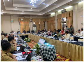 Komisi E DPRD DKI Jakarta menggelar rapat kerja bersama Dinas Pendidikan di Grand Cempaka Resort dan Convention, Bogor, Jawa Barat, Senin (18/11). Rapat dibuka oleh Ketua DPRD DKI Jakarta Khoirudin didampingi Koordinator Komisi E DPRD DKI Jakarta Rany Mauliani. Dalam kegiatan itu, Ketua Komisi E DPRD DKI Jakarta Muhammad Thamrin didampingi Wakil Ketua Komisi E DPRD DKI Jakarta Agustina Hermanto dan Sekretaris Komisi E DPRD DKI Jakarta Justin Adrian. Turut hadir para Anggota Komisi E DPRD DKI Jakarta Solikhah, Jhonny Simanjuntak, Yudha Permana, Anggi Arando Siregar, Imamuddin, Fatimah Tania Nadira Alatas, Raden Gusti Arif Yulifard, Ramly HI Muhamad, Yusuf, Oman Rohman Rakinda, Astrid Kuya, Dina Masyusin, Elva Farhi Qolbina dan Chicha Koeswoyo. Khoirudin berharap, rapat kerja Komisi E DPRD DKI Jakarta bersama Dinas Pendidikan dapat memastikan APBD tahun anggaran 2025 tepat sasaran. Dengan demikian, akses pendidikan warga Jakarta kian meningkat. “Saya berharap, anggaran demi anggaran diperhatikan bersama agar tepat sasaran,” ujar Khoirudin Pada kesempatan yang sama, Ketua Komisi E DPRD Muhammad Thamrin mengatakan, rapat kerja untuk membahas dan mendalami anggaran pendidikan tahun 2025. “Pembahasan dan pendalaman komisi-komisi terhadap Raperda tentang APBD Provinsi DKI Jakarta tahun anggaran 2025,” ungkap Thamrin. Hadir dalam rapat tersebut, Plt Kepala Dinas Pendidikan DKI Jakarta Purwosusilo beserta jajaran. Kegiatan rapat itu mengacu pada Surat Undangan Rapat Nomor 991/UD.00 yang telah ditandatangani Ketua DPRD DKI Jakarta Khoirudin.