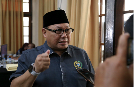 Komisi E DPRD DKI Jakarta berkomitmen memperjuangkan Program Sekolah Gratis tanpa menghapus bantuan sosial (Bansos) yang sudah berjalan selama ini. Seperti, Kartu Jakarta Pintar (KJP) Plus dan Kartu Jakarta Mahasiswa Unggul (KJMU). Ketua Komisi E DPRD DKI Jakarta Muhammad Thamrin mengatakan, Program Sekolah Gratis di sekolah negeri dan swasta dapat menghilangkan diskriminasi akses pendidikan di DKI Jakarta akibat faktor ekonomi. Ia mengatakan, warga Jakarta berharap Program Sekolah Gratis dapat segera terealisasi pada tahun ajaran baru 2025. Ketua Komisi E DPRD DKI JakartaJakarta Muhammad Thamrin.(dok.DDJP) “Semua dewan, semua masyarakat menginginkan bahwa sekolah gratis harus harus segera terwujud di tahun ajaran 2025,” ujar dia. Thamrin mengatakan, Komisi E DPRD DKI Jakarta akan melakukan fungsi pengawasan untuk memastikan Program Sekolah Gratis terealisasi. Dengan begitu, tidak ada lagi pungutan biaya apa pun di sekolah yang masuk dalam program tersebut. “Kita awasi. Kita sesuai dengan tupoksinya dewan, ada pengawasan dan komunikasi,” kata dia. Pada kesempatan yang sama, Wakil Ketua Komisi E DPRD DKI Jakarta Agustina Hermanto mengapresiasi Dinas Pendidikan DKI Jakarta telah menambah jumlah penerima manfaat KJP Plus pada Rancangan Perda APBD 2025. Semula diajukan sebanyak 445.995 penerima menjadi 533.649 penerima. Anggarannya mencapai Rp406 miliar. Nantinya, kata dia, Komisi E DPRD DKI Jakarta akan memperjuangkan anggaran penerima KJP Plus disetujui oleh Badan Anggaran (Banggar) DPRD DKI Jakarta. “Mudah-mudahan ini bisa kita setujui bersama karena supaya tidak menjadi polemik di bawah. Nanti di Banggar juga akan kita perjuangkan bersama,” kata Tina. Sementara itu, Anggota Komisi E DPRD DKI Jakarta Jhonny Simanjuntak mendorong Dinas Pendidikan DKI Jakarta menambah penerima KJMU. Sedangkan pada Rancangan Perda APBD 2025, penerima KJMU hanya 15.792 orang. Anggota Komisi E DPRD DKI Jakarta Jhonny Simanjuntak. (dok.DDJP) Dengan demikian, harap dia, Pemerintah Provinsi DKI Jakarta dapat berperan meningkatkan kesejahteraan warga. Yakni menciptakan sumber daya manusia (SDM) unggul melalui program KJMU. “KJMU hanya 15 ribu sekian. Padahal kalau itu kita tingkatkan berapa banyak anak-anak orang biasa yang bisa jadi sarjana,” kata dia. Kemudian, Plt Kepala Dinas Pendidikan DKI Jakarta Purwosusilo mengatakan, Pemerintah Provinsi DKI Jakarta sepakat merealisasikan program sekolah gratis pada tahun 2025. Tujuannya mengentaskan permasalahan akses pendidikan. “Pemprov hadir di tengah masyarakat untuk menjamin semua masyarakat itu untuk mendapatkan layanan dasar pendidikan tanpa terkendala biaya,” kata dia.