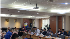 Badan Pembentukan Peraturan Daerah (Bapemperda) DPRD DKI Jakarta menggelar rapat untuk mendengar masukan dan usulan dari Komisi B dan C terhadap tiga Rancangan Peraturan Daerah (Raperda). Masing-masing yakni, Raperda tentang Perseroan Terbatas Jakarta Industrial Estate Pulogadung (Perseroan Daerah), Raperda tentang Penyertaan Modal Perseroan Terbatas Jakarta Industrial Estate Pulogadung (Perseroan Daerah) dan Raperda Nomor 9 Tahun 2018 tentang Perseroan Terbatas Mass Rapid Transit. Rapat dipimpin Ketua Bapemperda DPRD Provinsi DKI Jakarta Abdul Aziz. Ia didampingi Wakil Ketua Bapemperda Jhonny Simanjuntak, Anggota Bapemperda Abdurrahman Suhaimi, dan Ferrial Sofyan. “Berdasarkan Undangan tanggal 15 November 2024 bernomor 1036/HK.01.02, dengan mengucapkan Bismillah, rapat ini saya buka” ujar Abdul Aziz di gedung DPRD DKI Jakarta, Kamis (21/11). Turut hadir dalam rapat Ketua Komisi B DPRD DKI Jakarta Nova Harivan Paloh, Anggota Komisi B Francine Eustacia dan Ade Suherman. Serta Anggota Komisi C DPRD DKI Jakarta Lukman Hakim. Lalu, Direktur Utama Perseroan Terbatas Jakarta Industrial Estate Pulogadung (Perseroan Daerah) Satrio Witjaksono dan Direktur Utama Perseroan Terbatas Mass Rapid Transit Tuhiyat.