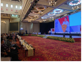 Dalam rangka doa bersama untuk Pemilihan Kepala Daerah (Pilkada) Damai 2024, Ketua DPRD DKI Jakarta Khoirudin menghadiri acara tabligh akbar yang digelar Polda Metro Jaya di Masjid AL-Kautsar Polda Metro Jaya, Jalan Jenderal Sudirman 55, Jakarta Selatan, Kamis (21/11). Khoirudin mengatakan, kegiatan doa bersama yang digelar pada masa tenang Pilkada Jakarta yang juga turut dihadiri oleh ketiga pasangan calon gubernur dan wakil gubernur DKI Jakarta sebagai upaya menjaga kerukunan jelang Pilkada Serentak pada Rabu 27 November 2024. Kehadiran dari ketiga calon gubernur dan wakil gubernur DKI Jakarta menandakan seluruh kandidat yang bertarung dalam Pilkada Jakarta 2024 berteman baik satu sama lain. Ketua DPRD DKI Jakarta Khoirudin. (dok.DDJP) “Upaya kita di penghujung setelah masa kampanye kita lewati dengan aman terkendali kita berharap masa minggu tenang pencoblosan,” ujar dia usai menghadiri kegiatan doa bersama. Ia mengapresiasi Polda Metro Jaya yang menginisiasi kegiatan tersebut sebagai bentuk petugas aparat keamanan hadir untuk terus bersinergi dengan masyarakat agar seluruh tahapan Pilkada berjalan dengan aman dan damai. Khoirudin berharap, apapun hasil dari Pilkada Jakarta dapat diterima baik oleh semua pihak. Terutama kondusivitas yang saat ini terasa bisa berlanjut hingga pasca Pilkada. Selian itu, Khoirudin menilai, menjaga kerukunan menjelang hingga pasca Pilkada DKI Jakarta menjadi tanggung jawab bersama. Khususnya dalam pencegahan hoaks di media sosial yang berdampak pendukung dari masing-masing paslon saling mem-bully dan menyebar kebencian. “Mengajak kita semua menjaga kedamaian ketentraman karena saat ini kriminalitas bisa dilakukan dengan jempol masing-masing di handphone,” kata dia.