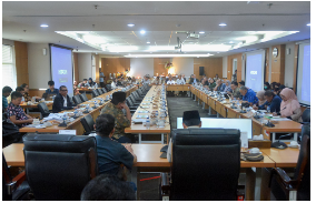 Ketua Badan Pembentukan Peraturan Daerah (Bapemperda) DPRD DKI Jakarta Abdul Aziz mengimbau, dua Badan Usaha Milik Daerah (BUMD) yakni PT.JIEP dan PT.MRT Jakarta yang mengajukan Rancangan Peraturan Daerah (Raperda) harus memberikan dampak manfaat pada perekonomian warga. Salah satunya berdampak pada penyerapan tenaga kerja. Mengingat angka pengangguran di Jakarta cukup besar. Hal itu disampaikan usai menerima saran dan masukan dari Komisi B (bidang perekonomian) dan Komisi C (bidang keuangan) dalam rapat dengar pendapat (RDP). “Selama ini DKI Jakarta sedang mengalami masalah besar di bidang ketenagakerjaan. Tingkat penganggurannya sangat tinggi. Kami berharap dengan 3 Perda ini bisa menyerap tenaga kerja sehingga bisa menurunkan tingkat pengangguran,” ujar Abdul Aziz di gedung DPRD DKI Jakarta, Kamis (21/11). Ia berharap, melalui tiga Raperda yakni Raperda tentang Perseroan Terbatas Jakarta Industrial Estate Pulogadung (Perseroan Daerah), Raperda tentang Penyertaan Modal Perseroan Terbatas Jakarta Industrial Estate Pulogadung (Perseroan Daerah) dan Raperda Nomor 9 Tahun 2018 tentang Perseroan Terbatas Mass Rapid Transit bisa menyerap hingga 10 ribu tenaga kerja warga Jakarta. “Targetnya 10 ribu. 5 ribu dari MRT dan 5 ribu dari JIEP. Kami berharap digunakan tenaga kerja setempat agar bisa mendapatkan prioritas,” tutur Abdul Aziz. Apalagi, Kawasan JIEP ingin mengembangkan wilayahnya dengan berbagai macam fasilitas. mulai dari layanan kesehatan, layanan pendidikan, hingga tempat pengelolaan sampah yang pastinya membutuhkan tenaga kerja. “Kami sudah survei, kawasan JIEP di kelilingi daerah kumuh, perlu bantuan. Dengan Perda, maka Pemda akan memiliki saham 53 persen dan bisa mengalihkan CSR untuk warga sekitar,” ungkap Abdul Aziz. Di kesempatan yang sama, Ketua Komisi B DPRD DKI Jakarta Nova Harivan Paloh berharap, kedua BUMD membuat kajian yang lengkap terkait cakupan dan sektor bisnis yang akan dijalankan. “Pengembangan bisnis usaha cukup baik. Tapi dilihat lagi cakupan bisnis kita agar bisa ikuti alur bisnis di metropolitan. Jangan sampai kita sudah membuat suatu rangkaian bisnis yang besar dan tujuan kita bagus, tetapi tidak tercapai,” pesan Nova. Sementara itu, Anggota Komisi C Lukmanul Hakim menyarankan Pemprov DKI mempersiapkan Sumber Daya Manusia (SDM) untuk bisa mengisi tenaga kerja di kedua BUMD tersebut. “SMK di Jakarta banyak sekali. Bagaimana berbagi pengetahuan (transfer knowledge) dengan anak-anak didik kita. Jangan nanti gerbong rusak kita hire (merekrut-Red) orang luar. Ini penting karena longtime,” ucap Lukman. Direktur Utama PT JIEP Satrio Witjaksono menyatakan, dengan kenaikan saham milik Pemprov dari 50 persen menjadi 53 persen, maka warga Jakarta bisa menjadi prioritas untuk mendapat manfaat. “Tentunya setelah jadi BUMD kepentingan provinsi bisa lebih difokuskan. Sehingga penyaluran CSR, penyerapan tenaga kerja dan melibatkan lingkungan bisa lebih banyak,” ungkap Satrio. Sedangkan Direktur Utama PT MRT Jakarta Tuhiyat menyatakan, siap membuka peluang perekrutan tenaga kerja besar-besaran, serta efesiensi waktu bagi perjalanan masyarakat yang menggunakan transportasi massal. “Hasil riset UI, ada 10,1 juta tenaga kerja yang bisa terserap. Kemudian juga efek kesehatan karena adanya efek penurunan emisi karbon,” tukas Tuhiyat.