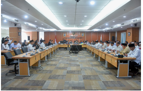 Komisi A DPRD DKI Jakarta bersama Satuan Kerja Perangkat Daerah (SKPD) mitra menyepakati proporsi belanja daerah tahun 2025 sebesar Rp14 triliun. Hasil ini merupakan pembahasan dan pendalaman Komisi A dengan SKPD mitra yang telah dilaksanakan selama tiga hari sejak Senin (18/11) sampai Rabu (20/11) di Grand Cempaka Resort and Convention, Cipayung, Bogor, Jawa Barat. Ketua Komisi A DPRD DKI Jakarta Inggard Joshua menyampaikan, hasil rekapitulasi proporsi belanja daerah seluruh SKPD mitra ini akan disampaikan dan di tetapkan dalam rapat Badan Anggaran (Banggar). Ketua Komisi A DPRD DKI Jakarta. (dok.DDJP) “Ini kan baru kesepakatan di Komisi A. Sehingga nanti kita harus mendapat persetujuan TAPD dari eksekutif maupun teman-teman di Banggar. Jadi finalisasinya nanti,” ujar Inggard di gedung DPRD DKI Jakarta. Ia berkomitmen, anggaran akan diprioritaskan untuk program-program yang menyangkut kepentingan warga Jakarta. “Tentu saja kita prioritaskan menyangkut masalah kepentingan masyarakat yang mendasar. Itu harus difasilitasi dengan baik,” ungkap Inggard. Sejumlah program telah dibahas dan akan menjadi prioritas oleh mitra Komisi A di antaranya, keselamatan warga, penanganan bencana daerah, dan upaya penataan kota menuju pergantian status Jakarta menjadi Kota Global. “Sehingga kota ini menjadi kota yang digandrungi oleh seluruh lapisan dunia juga wisatawan lokal,” kata Inggard. (gie/df) Sepakati Proporsi Belanja Daerah Tahun 2025 untuk Kepentingan Warga Komisi A DPRD DKI Jakarta bersama Satuan Kerja Perangkat Daerah (SKPD) mitra menyepakati proporsi belanja daerah tahun 2025 sebesar Rp14 triliun. Hasil ini merupakan pembahasan dan pendalaman Komisi A dengan SKPD mitra yang telah dilaksanakan selama tiga hari sejak Senin (18/11) sampai Rabu (20/11) di Grand Cempaka Resort and Convention, Cipayung, Bogor, Jawa Barat. Ketua Komisi A DPRD DKI Jakarta Inggard Joshua menyampaikan, hasil rekapitulasi proporsi belanja daerah seluruh SKPD mitra ini akan disampaikan dan di tetapkan dalam rapat Badan Anggaran (Banggar). “Ini kan baru kesepakatan di Komisi A. Sehingga nanti kita harus mendapat persetujuan TAPD dari eksekutif maupun teman-teman di Banggar. Jadi finalisasinya nanti,” ujar Inggard di gedung DPRD DKI Jakarta. Ia berkomitmen, anggaran akan diprioritaskan untuk program-program yang menyangkut kepentingan warga Jakarta. “Tentu saja kita prioritaskan menyangkut masalah kepentingan masyarakat yang mendasar. Itu harus difasilitasi dengan baik,” ungkap Inggard. Sejumlah program telah dibahas dan akan menjadi prioritas oleh mitra Komisi A di antaranya, keselamatan warga, penanganan bencana daerah, dan upaya penataan kota menuju pergantian status Jakarta menjadi Kota Global. “Sehingga kota ini menjadi kota yang digandrungi oleh seluruh lapisan dunia juga wisatawan lokal,” kata Inggard.