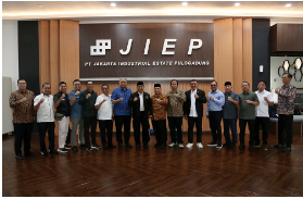 Badan Pembentukan Peraturan Daerah (Bapemperda) DPRD Provinsi DKI Jakarta berpesan agar PT. Jakarta Industrial Estate Pulogadung (JIEP) agar membangun kawasan industri yang ramah lingkungan. Ketua Bapemperda DPRD DKI Jakarta Abdul Aziz mengatakan, salah satu penyumbang polusi berasal dari industri. Untuk itu, di dalam Rancangan Peraturan Daerah (Raperda) tentang Pendirian PT JIEP (Perseroda) mewajibkan pembangunan kawasan industri berbasis ramah lingkungan. Ketua Bapemperda DPRD DKI Jakarta Abdul Aziz. (dok.DDJP) Menurut Abdul Aziz, kawasan industri ramah lingkungan penting dimasukan dalam Raperda. Ke depan, DKI Jakarta harus terbebas dari polusi. Karena itu, usulan pasal-pasal di dalam Raperda harus disebutkan industri ramah lingkungan. Bapemperda sangat konsen terhadap persoalan tersebut. “Unsur polusi ini harus tidak ada di kawasan industri tersebut. Karena itu kami tambahkan bahwa harusnya industri ini yang ramah lingkungan,” ujar Aziz di gedung DPRD DKI Jakarta, Jumat (22/11). Dalam Raperda tentang Pendirian PT. JIEP (Perseroan), BAB I Ketentuan Umum dalam Pasal 1 diusulkan bahwa ‘Kawasan Industri adalah kawasan tempat pemusatan kegiatan industri yang dilengkapi dengan sarana dan prasarana penunjang yang dikembangkan dan dikelola oleh Perseroan’. Namun diputuskan untuk diubah menjadi ‘Kawasan Industri adalah kawasan tempat pemusatan kegiatan industri ramah lingkungan yang dilengkapi dengan sarana dan prasarana penunjang yang dikembangkan dan dikelola oleh Perseroan’. Selain itu, Abdul Aziz mengimbau agar kawasan ramah lingkungan dapat dijadikan sebagai kawasan Ruang Terbuka Hijau (RTH). Tentu hal itu bertujuan agar lingkungan kota Jakarta bebas dari polusi. “Saya kira ini sudah komitmen kita karena sudah tertuang juga di rencana tata kota bahwa RTH ini harus menjadi prioritas. Bahkan bukan hanya 30 persen kita menginginkan lebih dari itu,” tambah Aziz. Dia berharap, regulasi tersebut daasar aturan pembangunan kawasan industri ramah lingkungan. Sehingga dampaknya dapat dirasakan langsung oleh masyarakat. “Mudah-mudahan ke depan semakin bersih udara di DKI dan bebas polusi, sehingga warga bisa hidup lebih sehat dan lebih sehahtera,” jelas Aziz. Sementara Direktur Utama PT JIEP Satrio Wijaksono menyatakan, telah menyediakan lahan seluas 25 hektar yang nantinya akan direvitalisasi sebagai kawasan hijau. Kawasan itu dapat menbantu mengurangi polusi dari kawasan Industri. “Alhamdulillah memang di kami juag aada sekitar 25 hektar kawasan hijau yang nantinya akan kita revitalisasi dan nanti bisa dinikmati warga jakarta. Dan menjadi bagian dari kawasan hijau yang membantu mengurangi polusi dari kawasani ndustri itu sendiri,” jelas Satrio. Dengan begitu Satrio berharap pembahasan pasal pasal tersebut dapat segera diselesaikan secara optimal yang keberpihakan kepada masyarakat DKI Jakarta sebagai kawasan industri ramah lingkungan. Bahkan menjadi salah satu kontribusi terhadap tujuan kota Jakarta berskala global. “Harapannya dari pembahasan pasal pasal ini bisa segera dirampungkan, sehingga tugas tugas dari pemerintah pusat maupun pemerintah provinsi bisa dilakukan PT JIEP dan kami jadi salah satu kontribusi terhadap tujuan Jakarta menjadi kota global,” pungkas dia.