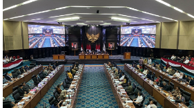 Lima komisi di DPRD DKI Jakarta menyampikan hasil pembahasan terhadap Rancangan Peraturan Daerah (Raperda) Anggaran Pendapatan dan Belanja Daerah (APBD) tahun 2025 dalam Rapat Badan Anggaran (Banggar), Jumat (22/11). Hasil ini merupakan pembahasan dan pendalaman komisi dengan Satuan Kerja Perangkat Daerah (SKPD) mitra yang telah dilaksanakan selama tiga hari sejak Senin (18/11) sampai Rabu (20/11) di Grand Cempaka Resort and Convention, Cipayung, Bogor, Jawa Barat. Ke lima komisi itu yakni, Komisi A bidang pemerintahan, Komisi B bidang perekonomian, Komisi C bidang keuangan, Komisi D bidang pembangunan, dan Komisi E bidang kesejahteraan rakyat. Rapat dipimpin Ketua Banggar DPRD DKI Jakarta Khoirudin didampingi Wakil Ketua Banggar Ima Mahdiah, Wibi Andrino, dan Basri Baco. Hadir juga pimpinan dari seluruh komisi. Yakni Wakil Ketua Komisi A Alia Noorayu Laksono, Sekretaris Komisi A Mujiyono dan sejumlah anggota Komisi A. Lalu, Ketua Komisi B Nova Harivan Paloh, Wakil Ketua Komisi B Wahyu Dewanto, Sekretaris Komisi B Muhammad Lefy dan sejumlah anggota Komisi B. Begitu pula Ketua Komisi C Dimaz Raditya dan sejumlah Anggota Komisi C. Lalu Ketua Komisi D Yuke Yurike dan sejumlah anggota Komisi D. Wakil Ketua Komisi E Agustina Hermanto, Sekretaris Komisi E Justin Adrian dan sejumlah anggota Komisi D. Sementara dari pihak Tim Anggaran Pemerintah Daerah (TAPD) Marullah Matali dan didampingi pejabat dari masing-masing Organisasi Perangkat Daerah (OPD). Kegiatan rapat itu mengacu pada Surat Undangan Rapat Nomor 1043/UD/.00 yang telah ditandatangani oleh Ketua DPRD DKI Jakarta Khoirudin.