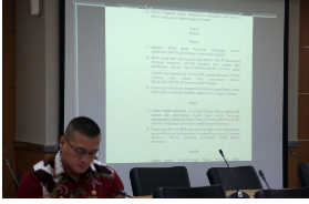 Badan Pembentukan Peraturan Daerah (Bapemperda) DPRD Provinsi DKI Jakarta telah merampungkan pembahasan pasal-pasal dua Raperda PT. Jakarta Industrial Estate Pulogadung (JIEP) Perseroan Daerah. Yakni, Raperda tentang Pendirian PT JIEP dan Raperda tentang Penyertaan Modal PT JIEP. Ketua Bapemperda DPRD Provinsi DKI Jakarta Abdul Aziz berharap, penyelesaian dua Raperda tentang PT JIEP mengenai pendirian dan penyertaan modal dapat mendukung Pemprov DKI atas kepemilikan saham mayoritas. Pasalnya selama ini saham kepemilikannya fifty fifty, 50 persen milik BUMD dan 50 persen milik BUMN. Dengan begitu, dasar hukum tersebut dapat menguatkan Pemprov DKI dalam hal ini BUMD memiliki saham mayoritas. Ketua Bapemperda DPRD DKI Jakarta Abdul Aziz. (dok.DDJP) “Kami ingin ada saham mayoritas untuk BUMD di PT JIEP agar keputusan keputusan bisa diambil oleh direksi lebih baik lagi. Karena kalau perusahaan mayoritas kita bisa mengatur ke depan mau dibawa ke mana PT. JIEP ini,” ujar Aziz di gedung DPRD DKI Jakarta, Jumat (22/11). Dia mengatakan, PT JIEP memiliki potensi besar dalam mengembangkan sayap di berbagai bidang industri dengan mengelola lahan seluas 433 hektar. Apalagi lokasinya berada di tengah tengah jantung kota Jakarta Timur. Diharapkan, saham mayoritas bisa mengembangkan PT. JIEP dan berdampak kepada masyarakat. Terutama untuk penyerapan tenaga kerja. “Kami berharap penyerapan tenaga kerja ini mampu mengangkat perekonomian warga Jakarta yang saat ini memang sangat dibutuhkan,” harap Aziz. Setelah selesai dibahas, sambung dia, dua Raperda PT JIEP akan diselaraskan oleh Kemendagri untuk difasilitasi. Targetnya, dapat selesai akhir tahun 2024. “Mudah mudahan ini tidak berlangsung lama, mohon kerja samanya pada kemendagri agar ini bisa diproses secepat-cepatnya, sehingga bisa selesai tahun ini. 2024 ini harus selesai,” harap Aziz. Pada kesempatan yang sama, Sekretaris BP BUMD DKI Jakarta Fitria Haradiani berharap, penyelesaian dua Raperda tentang PT. JIEP sudah sesuai dengan Peraturan Pemerintah Nomor 54 Tahun 2017 tentang Badan Usaha Milik Daerah. “Berharapnya ke depan, posisi Pemprov DKI Jakarta sebagai pemegang saham mayoritas maka kebijakan bisa diimplementasikan di perseroan,” harap Fitri. Sementara itu, Direktur Utama PT JIEP Satrio Wijaksono berharap dua Raperda tentang PT. JIEP mengenai pendirian dan penyertaan tersebut dapat segera difasilitasi dan disahkan menjadi Perda. “Harapannya juga sinergi Pemprov dengan BUMD PT JIEP ini menjadikan harapan masyarakat bisa terpenuhi baik dari sisi kesejahteraan maupun pekerjaan serta kebangkitan ekonomi kedepannya,” pungkas dia. Raperda tentang Pendirian PT JIEP yang telah rampung dibahas terdiri dari Sembilan BAB, 12 pasal yang di antaranya yaitu BAB I Ketentuan Umum, BAB II Pendirian Perseroan, BAB III Nama, Tempat Kependudukan, dan Jangka Waktu Berdiri, BAB IV Kegiatan Usaha, BAB V Modal, BAB VI Kepengurusan, BAB VII Pengunaan Laba, BAB VIII Ketentuan Peralihan, BAB IX Ketentuan Penutup. Sedangkan mengenai Raperda tentang Penyertaan Modal PT JIEP terdiri dari tiga BAB, empat pasal yang di antaranya, BAB I Ketentuan Umum, BAB II Penyertaan Modal Daerah, BAB III Ketentuan Penutup.
