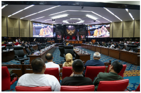 Badan Anggaran (Banggar) DPRD DKI Jakarta bersama Tim Anggaran Pemerintah Daerah (TAPD) DKI Jakarta menyepakati APBD Tahun 2025 sebesar Rp91,3 triliun. Besaran tersebut disepakati dalam rapat pimpinan gabungan (Rapimgab) penelitian akhir dan persetujuan terhadap Rancangan Peraturan Daerah (Raperda) tentang APBD Tahun 2025. Sebelum disepakati, lima komisi telah membahas dan mendalami Raperda selama tiga hari. Sejak Senin (18/11) hingga Rabu (20/11). Hasilnya disampaikan dalam Rapat Badan Anggaran (Banggar). Ketua DPRD DKI Jakarta Khoirudin mengatakan, Rapat Banggar bersama eksekutif pada Jumat (22/11), merupakan tindak lanjut dari rapat-rapat komisi. Ketua DPRD DKI Jakarata Khoirudin. (dok.DDJP) “Berdasarkan hasil Rapat Banggar, Rancangan APBD tahun 2025 dengan nilai Rp91.344.891.241.214,” ujar Khoirudin di gedung DPRD DKI Jakarta. Selanjutnya Raperda APBD Tahun Anggaran 2025 akan disahkan menjadi Perda dalam rapat paripurna. Hal itu sesuai dengan Pasal 104 dan 105 Peraturan Pemerintah Nomor 12 tentang Pedoman Pengelolaan Keuangan Daerah. “Sesuai hasil Rapat Bamus yang dilaksanakan 31 Oktober 2024, disepakati bahwa penandatanganan persetujuan bersama DPRD dan Pj Gubernur tentang Raperda APBD tahun 2025 akan dilaksanakan tanggal 28 November 2024,” ungkap Khoirudin.