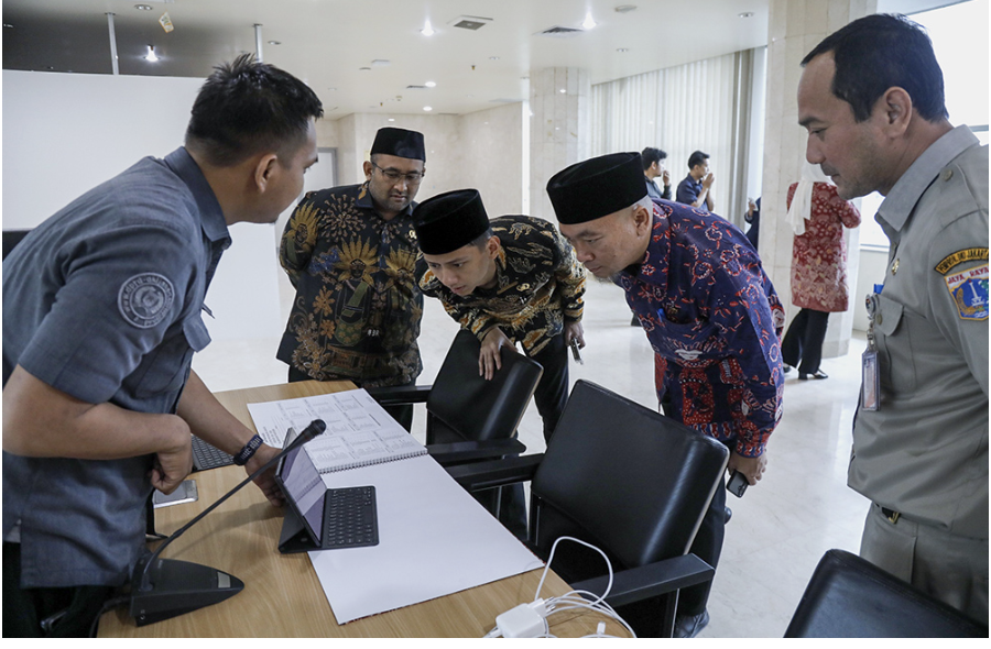 Ketua DPRD DKI Jakarta Khoirudin mendukung penuh pelaksanaan BK Award 2025 yang diselenggarakan oleh Badan Kehormatan (BK) DPRD Provinsi DKI Jakarta. Tentu hal itu menjadi program penghargaan bagi anggota DPRD DKI Jakarta yang menunjukkan kinerja terbaik selama menjalani fungsi sebagai legislator. “Ruh semangat BK Award adalah untuk menjaga citra dewan. Kemudian untuk berlomba-lomba dalam kebaikan,” ujar Khoirudin di Gedung DPRD DKI Jakarta, Selasa (25/3). Sehubungan itu, Khoirudin mengapresiasi atas kinerja BK dalam menjaga citra dewan di hadapan publik. Nantinya, penghargaan itu dapat meningkatkan kedisiplinan, kepatuhan terhadap kode etik, serta kualitas pelayanan publik di lingkungan DPRD DKI Jakarta. “Ini sebuah langkah maju dan berani. Tentu ada yang mendukung, ada yang tidak mendukung. Hal ini wajar,” kata Khoirudin. “Insya Allah, nanti kalau sudah ada dampak baiknya pasti semuanya akan mendukung. Karena fitrahnya semua ingin yang baik-baik itu,” harap Khoirudin. Sementara itu, Ketua BK DPRD Provinsi DKI Jakarta Yudha Permana menyampaikan telah mendapat persetujuan dari sembilan fraksi untuk pelaksanaan BK Award 2025. Termasuk telah mengantongi persetujuan dari ketuadan seluruh wakil ketua DPRD DKI Jakarta. “Ini membuat Badan Kehorrmatan semakin semangat untuk menjalankan BK Award. Tujuan kita adalah untuk menjaga marwah DPRD di Jakarta,” ungkap Yudha. Yudha memastikan. penyelenggaraan program tersebut sebagai bentuk apresiasi dan motivasi bagi dewan dalam menjalankan fungsi legislasi. “Ini adalah bentuk apresiasi kepada anggota DPRD. Pilihan terbaik dari yang terbaik. Jadi mudah-mudahan, ini sebagai kompetisi yang positif dari seluruh anggota DPRD dan bisa mendapatkan manfaat buat warga Jakarta,” pungkas Yudha. Kategori penghargaan yakni: 1. Anggota Dewan dengan Disiplin Kehadiran Terbaik 2. Kinerja Anggota Dewan Terbaik 3. Anggota Dewan Pendatang Baru Terbaik 4. Anggota Dewan Terpopuler 5. Anggota Dewan Inspiratif (Pria & Wanita) 6. Tenaga Pendukung Anggota Dewan Terbaik (Pria dan Wanita) Proses penilaian akan berlangsung April hingga November 2025, menggunakan indikator objektif. Seperti kehadiran rapat paripurna, ketepatan laporan pertanggungjawaban (SPJ) dan LHKPN, hingga kerapihan berpakaian dalam kegiatan DPRD. Acara puncak pemberian penghargaan BK Award 2025 dijadwalkan berlangsung pada pekan kedua Desember 2025 di kawasan Kota Tua, Jakarta Barat.