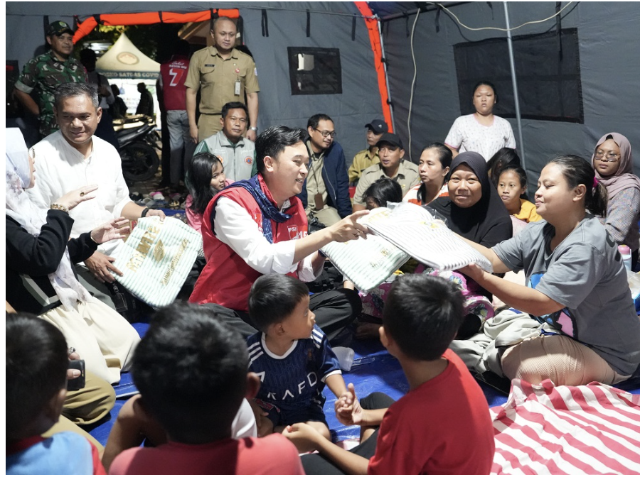 Anggota Komisi A DPRD DKI Jakarta Kevin Wu menyoroti standar operasional prosedur (SOP) khusus dalam penanganan bencana. Terutama penanganan bagi kelompok rentan. Seperti bayi, anak-anak, ibu hamil, lanjut usia, dan penyandang disabilitas. “Kami menyayangkan kejadian yang berakibat hilangnya nyawa. Kita perlu SOP khusus penanganan bencana, terutama bagi kelompok rentan seperti bayi,” ujar dia, beberapa waktu lalu. Menurut Kevin, penanganan kelompok rentan tidak bisa disamakan dengan kelompok lainnya. Dia berbagi pengalaman ketika kunjungan lapangan. Saat itu, terdapat bayi berusia 1,5 bulan yang harus bertahan di tempat penampungan terbuka bersama pengungsi lainnya. Padahal, bayi tersebut butuh tempat khusus yang tidak terlalu panas. Pengungsian masih bercampur semua kelompok. “Hal-hal seperti ini harus diperhatikan, termasuk dalam proses evakuasinya,” jelas dia. Karena itu, Kevin mengusulkan agar penanganan bencana juga menyediakan tenda khusus bagi kelompok rentan. “Tenda ini harus dilengkapi fasilitas yang mereka butuhkan dan tidak dicampur dengan pengungsi lainnya,” tambah dia. Kevin menegaskan, Badan Penanggulangan Bencana Daerah (BPBD) DKI Jakarta harus memprioritaskan evakuasi kelompok rentan ke fasilitas kesehatan jika diperlukan. “Mereka harus diprioritaskan agar nyawa korban bencana bisa terselamatkan,” ujar dia. Meski begitu, Kevin mengapresiasi kerja BPBD DKI Jakarta dan tim penyelamatan lainnya yang selalu sigap dalam penanganan bencana. Menurut dia, setiap bencana memiliki medan dan tantangan berbeda. Sehingga respons yang diberikan bisa beragam. Namun, SOP penanganan kelompok rentan perlu dievaluasi dan diperbaiki. Tujuannya agar tidak ada lagi korban jiwa. “Yang seharusnya bisa diselamatkan,” pungkas dia.