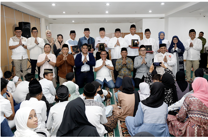 Komisi E DPRD DKI Jakarta menggelar santunan anak yatim sekaligus buka puasa bersama di gedung DPRD DKI Jakarta, Rabu (26/3). Acara dibuka oleh Ketua Komisi E DPRD DKI Jakarta Muhammad Thamrin didampingi Sekretaris Komisi E Justin Adrian. Hadir anggota Komisi E. Antara lain, Abdul Aziz, Subki, Jhonny Simanjuntak, Anggi Arando Siregar, Uwais El Qoroni, Oman Rohman Rakinda, Dina Masyusin, Imamuddin, Raden Gusti Arif Yulifard, Farah Savira, Fatimah Tania Nadira Alatas, Yusuf, dan Solikhah. Thamrin menjelaskan, acara tersebut untuk membangun kebersamaan dan kedekatan anggota Komisi E dengan warga di Daerah Pemilihan (Dapil)nya. Pasalnya anak yatim yang hadir merupakan warga dari Dapil masing-masing anggota Komisi E. “Kita minta teman-teman dewan Komisi E membawa lima anak yatim dan pendampingnya. Sehingga acara ini murni kebersamaan membangun cinta dan menjadi berkah,” tutur Thamrin. Komisi E secara rutin menggelar kegiatan tersebut pada momentum Ramadan. Tak hanya anggota Komisi, namun juga oleh 106 Anggota DPRD DKI Jakarta. “Tahun depan kita akan koordinasi dengan ketua DPRD dan Sekwan supaya bisa dilakukan di ruang paripurna. Sehingga seluruh anak yatim dari 106 (dewan-Red) bisa hadir semua,” ungkap Thamrin. Hal senada juga diungkap Justin. Ia berharap acara ini bisa rutin dilakukan setiap momentum Ramadan. Harapannya, terjalin solidaritas antaranggota dan konstituen dari Dapil masing-masing. “Saya kira ini acara yang sangat bagus untuk meningkatkan guyub, solidaritas, dan kita juga bisa berbagi dengan anak-anak yang kurang beruntung di Dapil kita,” tandas Justin. Sebelum berbuka puasa, acara diisi ceramah singkat oleh bintang tamu Ramdhani Qubil atau kerap disapa Bang Madit. Hadir pula sejumlah kepala Satuan Kerja Perangkat Daerah (SKPD) mitra Komisi E, yakni Plt Kepala Dinas Pendidikan Sarjoko, Kepala Dinas Perpustakaan dan Kearsipan Syaefuloh Hidayat, Kepala Dinas Kesehatan Ani Ruspitawati, Kepala Dinas Sosial Premi Lasari, serta jajaran Dinas Kebudayaan, Dinas Pemuda dan Olahraga, Dinas Pemberdayaan Perlindungan Anak dan Pengendalian Penduduk, dan Biro Kesejahteraan Sosial.