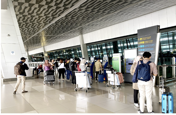Wakil Ketua DPRD DKI Jakarta Rany Mauliani mengapresiasi kebijakan Pemprov DKI tidak menggelar Operasi Yustisi guna menjaring pendatang baru yang masuk ke Jakarta usai Idulfitri 2025. Namun, ia mengimbau para pendatang sudah memiliki tempat tinggal sebelum ke Jakarta. Baik tinggal bersama keluarga, kerabat, ataupun menyewa rumah. Wakil Ketua DPRD DKI Jakarta Rany Mauliani. (dok.DDJP) “Jika mau datang ke Jakarta perlu dijelaskan dahulu tempat tinggalnya di mana, siapa penanggung jawabnya, dan mau (aktivitas-Red) apa,” ujar Rany, Rabu (26/3). Tujuannya agar Jakarta tetap tertib. Tidak ada penyalahgunaan lahan kosong. Seringkali, terdapat aktivitas mendirikan bedeng atau tempat tinggal di lahan kosong. Hal itu terjadi lantaran pendatang yang masuk ke Jakarta tak memiliki tempat tinggal. Rany menyadari, Jakarta masih memiliki daya tarik yang kuat bagi warga luar kota untuk mengadu nasib. Pasalnya tak sedikit yang berhasil mendapat pekerjaan dengan upah besar di ibukota. “Jakarta harus diakui masih menjadi tempat dan harapan bagi masyarakat daerah untuk menggapai mimpi. Kalau memang sudah ada panggilan kerja, silahkan (datang),” tutur Rany. Dinas Kependudukan dan Pencatatan Sipil (Dukcapil) DKI Jakarta memprediksi jumlah pendatang pasca Idulfitri 2025 menurun dibandingkan 2024. Menurut data Dinas Dukcapil, jumlah pendatang dari luar kota yang masuk ke Jakarta tiga tahun terakhir terus menurun. Tahun 2022 ada 27. 478 orang, tahun 2023 ada 25.918 orang, dan tahun 2024 ada 16.207 orang. Sementara prediksi tahun 2025 sekitar 10 ribu sampai 15 ribu.