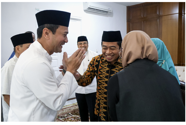 Ketua DPRD DKI Jakarta Khoirudin menggelar open house bagi jajaran Sekretariat DPRD DKI Jakarta di rumah dinas, Menteng, Jakarta Pusat, Rabu (2/4). Hari ketiga Lebaran, suasana kebersamaan terasa hangat saat Ketua DPRD DKI Jakarta Khoirudin menyambut jajaran Sekretariat DPRD DKI Jakarta yang dipimpin Plt Sekretaris DPRD DKI Jakarta Augustinus. Ketua DPRD DKI Jakarta Khoirudin mengatakan, acara yang dihelat dengan penuh kehangatan dan keakraban itu menjadi momentum dalam rangka mempererat silaturahmi dan membangun sinergitas yang baik antara dirinya dengan jajaran Sekretariat DPRD DKI Jakarta. “Suasana keakraban, kekeluargaan, suasana harmoni begitu kental terasa rasanya hubungan kita tidak sebatas hubungan birokrasi tapi hubungan sesama saudara merayakan Idulfitri,” ujar Khoirudin. Bagi Khoirudin, Hari Raya Idulfitri merupakan momentum saling memaafkan antarumat manusia satu sama lain. Halalbihalal tersebut juga dimanfaatkan untuk saling memaafkan pada Hari Raya Idulfitri 1446 Hijriah. “Hari Raya saatnya kita untuk mengikhlaskan segala apa yang sudah terjadi tidak ada lagi rasa dendam,” ujar dia. Khoirudin mengungkapkan, menjadikan makanan khas Betawi yaitu uli, tape, dan semur daging, sebagai makanan kesukaan yang paling dinanti pada momentum Hari Raya Idulfitri atau Lebaran bersama keluarga. “Yang pasti uli dan tape di Betawi itu kan biasanya ada semur daging nah itu yang ga akan ketinggalan,” kata dia. Turut hadir dalam acara halalbihalal tersebut Kepala Bagian Umum Sekwan DPRD DKI Jakarta Asril Pinayungan R, Kepala Bagian Perencanaan dan Keuangan Sekwan DPRD DKI Jakarta Saria D.A.G Sinaga, Kepala Subbagian Tata Usaha dan Kepegawaian Sekwan DPRD DKI Jakarta Mukholik Maswi, Kepala Subbagian Perencanaan dan Anggaran Sekwan DPRD DKI Jakarta Ahmad Yuliadi, Kepala Subbagian Publikasi dan Informasi Sekwan DPRD DKI Jakarta Agus Ermanto, Kepala Subbagian Tata Usaha dan Keuangan Sekwan DPRD DKI Jakarta Dyah Suryani H. Hadir Kepala Subbagian Aspirasi dan Pengolahan Data Sekwan DPRD DKI Jakarta Rosnaeni, Kepala Subbagian Perlengkapan Sekwan DPRD DKI Jakarta Juniadi Jatnoprasetyo, Kepala Subbagian Kerja Sama dan Hubungan Antar Lembaga Sekwan DPRD DKI Jakarta Arya Angga Avisena, Kepala Subbagian Protokol Pimpinan dan Fraksi Sekwan DPRD DKI Jakarta Dudy Setiawan Ibani beserta jajaran.