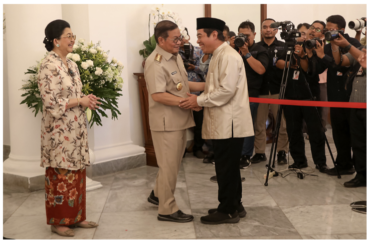 Ketua DPRD DKI Jakarta Khoirudin bersama wakil ketua DPRD Rany Mauliani, Ima Mahdiah, dan Basri Baco menghadiri halalbihalal di Balaikota DKI Jakarta, Selasa (8/4). Acara tersebut juga diikuti Gubernur DKI Jakarta Pramono Anung, Wakil Gubernur Rano Karno, Sekretaris Daerah Marullah Matali, seluruh jajaran satuan kerja perangkat daerah (SKPD), serta para direktur badan usaha milik daerah (BUMD). Khoirudin menyampaikan, halalbihalal menjadi simbol saling memaafkan sekaligus memperkuat kolaborasi antarpemangku kepentingan. Ketua DPRD DKI Jakarta Khoirudin. (dok.DDJP) “Hari ini kami berkesempatan hadir dalam halalbihalal Lebaran di balaikota,” ujar dia. Menurut Khoirudin, momentum tersebut sebagai ajang saling mengikhlaskan. Bersalaman dan bermushafahah menjadi simbol saling memaafkan atas kesalahan, dosa, dan khilaf selama ini. Ia berharap, semangat silaturahmi pada momentum Lebaran ini dapat memperkuat sinergi antara eksekutif dan legislatif di Jakarta. Mudah-mudahan dengan pertemuan itu, sambung Khoirudin, semangat saling memaafkan bisa memperkuat hubungan dan meningkatkan kinerja kita ke depan. “Dosa kita sudah hilang di sini, Insyaallah,” terang politisi PKS itu. Hal senada diungkapkan Wakil Ketua DPRD DKI Jakarta Rany Mauliani. Ia mengapresiasi momentum silaturahmi tersebut. Komunikasi serta kerja sama antara DPRD dan Pemprov DKI Jakarta, harap Rany, tetap terjalin baik. Wakil Ketua DPRD DKI Jakarta Rany Mauliani. (dok.DDJP) “Mudah-mudahan hubungan baik antara Pemprov DKI Jakarta dan DPRD bisa terus terjalin. Sehingga Jakarta bisa kita kawal bersama,” jelas politisi Partai Gerindra itu. “Kita harus tetap solid dan bersama-sama menghasilkan karya dan kinerja terbaik untuk masyarakat Jakarta,” tambah dia. Sementara itu, Wakil Ketua DPRD DKI Jakarta Basri Baco menilai antusias terhadap acara halalbihalal 2025. Ia menilai, kegiatan itu sebagai tanda positif bagi semangat kolaborasi ke depan. Wakil Ketua DPRD DKI Jakarta Basri Baco. (dok.DDJP) “Alhamdulillah, hari ini di luar dugaan,” tutur Baco. Ia mengungkapkan, antusiasme dalam kegiatan seperti baru pertama kali terjadi. “Antrean sangat panjang, dan gubernur menyalami seluruh hadirin satu per satu,” kata Basri. Menurut dia, semangat kekeluargaan dalam acara ini harus dijaga agar dapat menjadi fondasi kerja sama yang lebih solid. Harapan dia, kegiatan tersebut bisa menjadi awal yang baik untuk kolaborasi antara eksekutif dan legislatif. “Demi membangun Jakarta yang lebih baik untuk seluruh warganya,” tutup Baco.