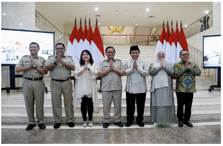Sekretariat DPRD DKI Jakarta menggelar halalbihalal yang dihadiri pimpinan, anggota DPRD DKI Jakarta, gubernur, wakil gubernur, serta sejumlah kepala Satuan Kerja Perangkat Daerah (SKPD) Pemprov DKI Jakarta. Ketua DPRD DKI Jakarta Khoirudin mengatakan, halalbihalal yang digelar pasca Idulfitri sebagai simbol kekompakan. Melihat besarnya antusias Anggota DPRD DKI Jakarta yang hadir. “Saya berbahagia, bersyukur, kita kompak. Hari ini hadir hampir 100 persen. Ini pertanda kekompakan teman-teman DPRD untuk sama-sama membangun Jakarta bersama gubernur,” ujar Khoirudin, Selasa (8/4). Ia berharap, momentum halalbihalal bisa menggugurkan dosa dan prasangka buruk dapat terhapuskan dengan bersalam-salaman. “Ini simbol betapa kita semua mengikhlaskan apa yang telah terjadi, segala kekhilafan dan kekurangan. Dengan bermusafahah, pasti kita yakin segala dosa dan kesalahan akan segera gugur,” kata Khoirudin. Pada momentum itu juga, ia mengimbau seluruh anggota DPRD DKI Jakarta segera kembali menjalankan tugas dan melayani warga Jakarta setelah libur Lebaran. “Dan setelah ini kita bersama-sama komitmen untuk saling kolaborasi untuk melayani warga Jakarta,” ungkap Khoirudin. Selain itu, ia mengajak seluruh anggota DPRD DKI Jakarta untuk saling bersinergi lintas komisi membangun Jakarta sebagai kota global. “Ini momen baik, saat yang paling tepat untuk kita bersama, bergandengan tangan, berkolaborasi. Kita harus rangkul bersama untuk membangun Kota Jakarta,” tandas Khoirudin.