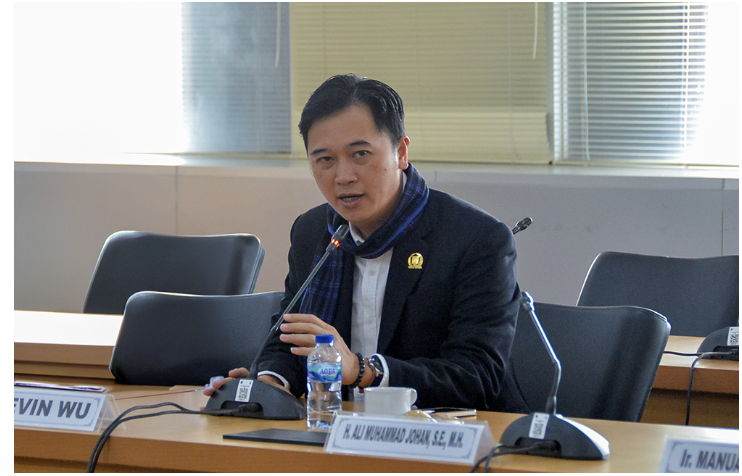 Anggota Panitia Khusus (Pansus) Rancangan Peraturan Daerah tentang Pengelolaan Barang Milik Daerah DPRD DKI Jakarta Kevin Wu mendorong Pemerintah Provinsi DKI Jakarta melalui Badan Pengelolaan Aset Daerah (BPAD) DKI Jakarta segera mendata aset milik Pemprov DKI Jakarta. Menurut dia, pendataan tersebut dapat dilakukan dengan pencatatan, pengumpulan, dan pengelolaan informasi mengenai aset yang dimiliki oleh Pemprov DKI Jakarta. Tujuannya untuk memastikan keakuratan data aset, mempermudah pengelolaan aset, dan meningkatkan keamanan serta pengawasan atas aset Jakarta. “Kami mengetahui bahwa jumlah aset Pemprov DKI Jakarta ini bernilai lebih dari Rp.700 Triliun. Jumlahnya begitu besar dan harusnya bisa digunakan untuk kepentingan warganya. Akan tetapi, masih banyak peruntukannya yang belum jelas,” ujar Kevin saat dihubungi, Kamis (22/5). Kevin mengatakan, perlu pendataan aset-aset. Data yang akurat terkait keberadaan dan peruntukannya. Supaya aset-aset milik Pemprov DKI Jakarta punya manfaat sebesar bagi warga Jakarta. “Pengusutan ini penting untuk dilakukan agar aset-aset yang selama ini dimiliki oleh Pemprov DKI Jakarta bisa bermanfaat bagi warga Jakarta,” kata dia. Kevin mengaku, menerima aduan dari masyarakat perihal beberapa pengembang yang belum melaksanakan kewajiban membangun fasilitas-fasilitas umum dan sosial. “Kita ingin tahu ketika turun ke lapangan itu seringkali yang kita temukan pengaduan dari masyarakat terkait Fasum Fasos yang merupakan kewajiban dari pengembang,” tandas dia. Untuk itu, ia mendorong BPAD DKI Jakarta memberikan data-data sebagai informasi pengembang yang belum melaksanakan kewajiban tersebut. “Nah, kami ingin tahu data-data di DKI Jakarta mana saja pengembang-pengembang yang sudah menyerahkan itu dan mana yang belum,” sambung Kevin. Menurut dia, data tersebut penting bagi DPRD DKI Jakarta untuk membantu pemantauan dan pengawasan di lapangan. Dengan begitu dapat memastikan kepatuhan pengembang-pengembang terkait kewajiban menyerahkan Fasis Fasum. “Tolong kami bisa diberikan daftarnya kalau pun bermasalah tolong dikasih catatan di kewajiban-kewajiban mereka tersebut. Karena, ini dirasa penting untuk kita juga bisa memantau,” tukas Kevin.