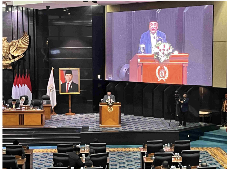 Wakil Gubernur Provinsi DKI Jakarta Rano Karno menyampaikan penjelasan terhadap tiga Rancangan Peraturan Daerah (Ranperda) dalam rapat paripurna yang diselenggarakan di Gedung DPRD Provinsi DKI Jakarta, Jumat (23/5). Yakni, Ranperda tentang Rencana Pembangunan Jangka Menengah Daerah (RPJMD) Tahun 2025-2029, Ranperda tentang Kawasan Tanpa Rokok, dan Ranperda tentang Penyelenggaraan Pendidikan. Pada kesempatan itu, Rano menyampaikan hal-hal yang berkaitan dengan Ranperda tentang Rencana Pembangunan Jangka Menengah Daerah (RPJMD) Tahun 2025-2029. Salah satunya yakni berfokus pada tantangan DKI Jakarta masuk dalam 20 besar kota global dunia pada tahun 2045. Tantangan tersebut terus dimaksimalkan, sambung Pramono, pasca penetapan Undang-Undang Nomor 2 Tahun 2024 yang menjelaskan bahwa Jakarta akan bertransformasi menjadi pusat perekonomian nasional dan kota global. “Periode 2025-2029 merupakan tahapan pertama dari implementasi visi jangka panjang dan akan berfokus pada perbaikan fundamental,” ujar Rano di gedung DPRD DKI Jakarta. Lebih lanjut, sambung Rano, masa transformasi tersebut Pemerintah Provinsi (Pemprov) DKI Jakarta telah menyelaraskan Raperda RPJMD dengan RPJMN 2025-2029 yang memuat Asta Cita sebagai prioritas nasional, serta RPJPN dan RPJPD 2025-2045 yang dijadikan konsideran arah kebijakan. Sehingga dilakukan penyelarasan antara muatan politis dan teknokratis untuk menghasilkan kebijakan prioritas melalui rencana kinerja dan anggaran yang terukur. “Seluruh proses ini menjadi penting untuk dilaksanakan karena RPJMD akan berfungsi sebagai pedoman penyusunan dokumen perencanaan pembangunan lainnya di periode lima tahun ke depan,” jelas Rano. “Seperti Rencana Strategis (Renstra) Perangkat Darah dan Rencana Kerja Pemerintah Daerah (RKPD) yang ditetapkan setiap tahun,” ungkap dia. Selanjutnya mengenai Ranperda tentang Kawasan Tanpa Rokok, Rano memastikan Pemprov DKI Jakarta akan terus berkomitmen melindungi kesehatan warga dari bahaya polusi udara dan paparan asap rokok melalui Peraturan Daerah Nomor 2 Tahun 2005 tentang Pengendalian Pencemaran Udara. Mengingat pada Pasal 13 ayat 1 menetapkan Kawasan Dilarang Merokok pada tujuh tatanan. Yaitu tempat belajar mengajar, fasilitas pelayanan kesehatan, tempat ibadah, angkutan umum, tempat bermain anak, tempat kerja, dan tempat umum. Bahkan, lanjut Rano, upaya perlindungan kesehatan warga terhadap paparan asap rokok telah disempurnakan dalam Peraturan Gubernur Nomor 75 Tahun 2005 dan perubahannya pada Peraturan Gubernur Nomor 88 Tahun 2010 tentang Kawasan Dilarang Merokok. Meski demikian, Rano mengatakan, kebijakan yang mengatur kawasan bebas asap rokok masih dalam bentuk peraturan gubernur harus konsisten dilaksanakan. Sehingga DKI Jakarta menjadi indikator, rujukan, dan tempat belajar provinsi lain di Indonesia dalam mengimplementasikan regulasi kawasan tanpa rokok. “Dengan disahkannya Undang-Undang Kesehatan Nomor 17 Tahun 2023, Pemerintah Daerah diwajibkan menetapkan serta mengimplementasikan Kawasan Tanpa Rokok di wilayahnya masing-masing,” jelas Rano. “Hingga saat ini, masih terdapat daerah yang belum memiliki Peraturan Daerah mengenai Kawasan Tanpa Rokok, di antaranya beberapa kota di Provinsi Aceh dan Papua, dan DKI Jakarta,” kata dia. Kemudian mengenai Raperda tentang Penyelenggaraan Pendidikan, Pemprov DKI Jakarta memastikan akan terus menjadi prioritas utama dalam menyiapkan sumber daya manusia yang unggul, berdaya saing sekaligus penggerak pembangunan. Hal itu berhubungan erat dengan mewujudkan visi DKI Jakarta sebagai kota global. “Pemerintah Provinsi DKI Jakarta terus berkomitmen meningkatkan mutu layanan serta akses pendidikan bagi seluruh anak usia sekolah di wilayah DKI Jakarta secara tuntas dan berkualitas,” kata Pramono. Lebih lanjut, sambung Rano, mengusulkan agar Peraturan Daerah Nomor 8 Tahun 2006 tentang Sistem Pendidikan direvisi. Tujuannya untuk mengakselerasi pendidikan yang lebih berkualitas dan bermanfaat bagi masyarakat DKI Jakarta. Rano menyampaikan, sudah 18 tahun Perda tersebut belum pernah mengalami berbagai perubahan, terkait regulasi pendidikan. “Raperda tentang Penyelenggaraan Pendidikan diharapkan dapat menjamin layanan untuk semua (universal coverage) pada setiap anak usia sekolah,” ungkap Rano. “Pastinya dengan mengatur strategi pencapaian tujuan kebijakan universal coverage terkait akses dan mutu pendidikan yang selaras dengan arah pembangunan Jakarta sebagai kota global yang berdaya saing,” tambah dia. Selain itu, perubahan dalam Perda tersebut nantinya akan memuat arah dan peran para pemangku kepentingan terkait pendidikan yang telah diatur dalam perundang-undangan yang lebih tinggi. Kemudian, Rano memastikan pembiayaan pendidikan untuk anak wajib belajar selama 13 tahun akan dinamis secara penuh. Di antaranya mencakup Pendidikan Anak Usia Dini (PAUD), Pendidikan Dasar dan Pendidikan Menengah. Menerapkan pola pendanaan pendidikan yang berkeadilan sesuai kemampuan keuangan daerah. “Perubahan kebijakan diharapkan dapat menjamin peningkatan mutu, pemerataan akses layanan pendidikan, pemanfaatan teknologi dan perluasan peluang kerja sama dengan berbagai institusi ataupun lembaga di bidang pendidikan tingkat nasional dan internasional,” pungkas dia.