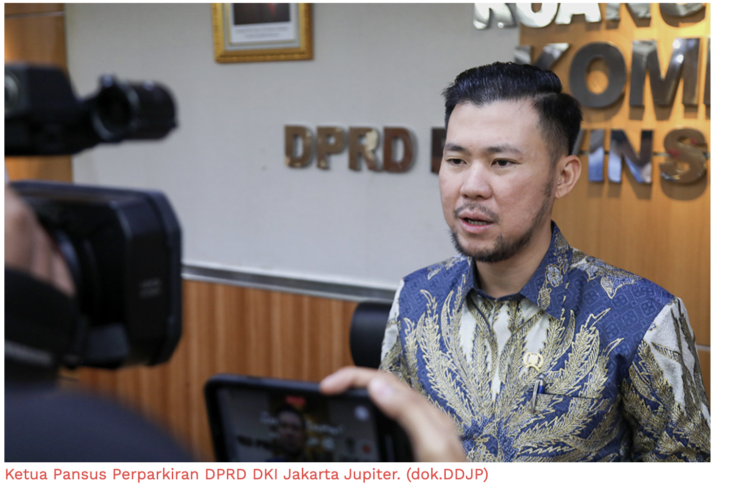 Panitia Khusus (Pansus) Perparkiran DPRD DKI Jakarta akan menggelar rapat dengar pendapat umum (RDPU) bersama Pemerintah Provinsi DKI Jakarta dan pihak terkait lainnya. Ketua Pansus Perparkiran DPRD DKI Jakarta Jupiter mengatakan, sejumlah Satuan Kerja Perangkat Daerah (SKPD) terkait dihadirkan dalam RDPU. Badan Pendapatan Daerah DKI Jakarta, Badan Pengelolaan Aset Daerah DKI Jakarta, Dinas Perhubungan DKI Jakarta, Unit Pengelola Perparkiran Dinas Perhubungan DKI Jakarta, Dinas Penanaman Modal dan Pelayanan Terpadu Satu Pintu (DPMPTSP) DKI Jakarta, dan Biro Hukum DKI Jakarta. Ketua Pansus Perparkiran DPRD DKI Jakarta Jupiter. (dok.DDJP) Dalam RDPU juga akan mengundang para pakar tata kota, pakar transportasi kota, koalisi masyarakat sipil Jakarta, para operator parkir, dan organisasi masyarakat (Ormas). “Kami akan mengundang operator-operator parkir yang ada di DKI Jakarta, para pakar tata kota, pakar transportasi publik dan ormas,” ujar dia di Gedung DPRD DKI Jakarta, Jumat (23/5). Wakil Ketua Pansus Perparkiran DPRD DKI Jakarta Mujiyono menilai, rapat bersama para SKPD DKI Jakarta perlu dilaksanakan secara rutin. Hal itu guna menyelaraskan tujuan, berbagi informasi, dan memecahkan masalah pengelolaan parkir di Jakarta. “Rapat dengan Bappenda, BPAD dan Dishub harus serius dan tidak cuma sekali sebaiknya berkali-kali,” kata dia. Mengacu pada jadwal kegiatan yang telah ditetapkan Badan Musyawarah DPRD DKI Jakarta, RDPU digelar pada Juni 2025. Pada bulan yang sama, Pansus juga akan menggelar RDPU bersama Badan Layanan Umum Daerah (BLUD) Perparkiran guna pendalaman materi. Selanjutnya, Pansus akan menyusun rekomendasi dari hasil rapat-rapat yang telah dilakukan terkait pengelolaan parkir di Jakarta.