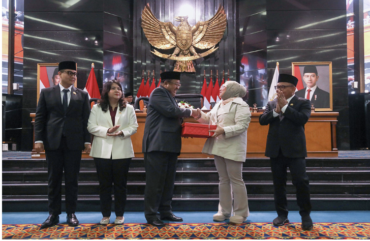 DPRD DKI masih membahas Rancangan Peraturan Daerah (Raperda) tentang Kawasan Tanpa Rokok (KTR) guna memperkuat regulasi yang ada. Wakil Ketua DPRD DKI Jakarta Rany Mauliani mengatakan, Pergub Nomor 88 Tahun 2010 tentang Kawasan Dilarang Merokok belum cukup kuat sebagai dasar hukum untuk menertibkan perokok di ruang publik. Pelarangan merokok, sambung Rany, seharusnya tidak hanya dikategorikan sebagai pelanggaran ketertiban umum. Perlu juga melibatkan aspek kesehatan sebagai penguat aturan. Wakil Ketua DPRD DKI Jakarta Rany Mauliani. (dok.DDJP) “Harusnya mungkin perda tersebut bisa nempel juga di bidang kesehatan,” ujar dia Gedung DPRD DKI Jakarta, beberapa waktu lalu. Pembahasan Raperda Kawasan Tanpa Roko, lanjut Rany, bertujuan memperjelas sanksi, mekanisme penegakkan, dan memperkuat peran pemerintah dalam menjaga kesehatan publik. DPRD telah menggelar rapat paripurna untuk membahas Raperda KTR yang bertujuan melindungi masyarakat dari paparan asap rokok di ruang-ruang publik. Fasilitas umum, layanan kesehatan, pendidikan, dan ruang publik lainnya diharapkan bebas dari asap rokok. “Dengan perda ini, kita bisa mengurangi risiko gangguan kesehatan dan menjadikan Jakarta kota yang lebih peduli terhadap kesehatan warganya,” tambah Rany. Terkait hal itu, Wakil Gubernur DKI Jakarta Rano Karno mengungkapkan, DKI Jakarta belum memiliki Perda khusus yang mengatur KTR. Ia berharap, Raperda KTR dapat segera disetujui oleh DPRD. “Ini penting dalam rangka mendukung transformasi Jakarta menuju Kota Global yang berkelanjutan,” tandas Rano. (red)