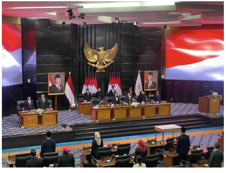 DPRD DKI Jakarta akan menerima Laporan Hasil Pemeriksaan (LHP) dari Badan Pemeriksa Keuangan Republik Indonesia (BPK RI) atas Laporan Keuangan Pemprov DKI Jakarta Tahun 2024. Penyerahan LHP BPK digelar dalam rapat paripurna di Gedung DPRD DKI Jakarta, Senin (26/5), sesuai Surat Undangan Nomor 436/PA.02.02 yang ditandatangani Wakil Ketua DPRD DKI Jakarta Rany Mauliani. Rapat paripurna dipimpin Ketua DPRD DKI Jakarta Khoirudin didampingi Wakil Ketua DPRD DKI Jakarta Ima Mahdiah, Rany Mauliani, dan Basri Baco. “Kami ucapkan terima kasih kepada BPK-RI atas kerja kerasnya dalam melakukan pemeriksaan,” ujar Khoirudin. Hadir Dirjen Pemeriksa Keuangan Negara V BPK RI Widhi Widayat, Anggota V BPK RI Bobby Adhityo Rizaldi, Gubernur DKI Jakarta Pramono Anung, Kepala BPK DKI Jakarta Ali Asyhar, serta jajaran Tim Pemeriksa LKPD Pemprov DKI Jakarta. Penyerahan LHP digelar sesuai ketentuan Pasal 17 Ayat (2) Undang-Undang Republik Indonesia Nomor 15 Tahun 2004 tentang Pemeriksaan Pengelolaan dan Tanggung Jawab Keuangan Negara. Tertulis bahwa laporan hasil pemeriksaan atas laporan keuangan pemerintah aerah disampaikan oleh BPK kepada DPRD selambat-lambatnya dua bulan setelah menerima laporan keuangan dari pemerintah daerah. Selanjutnya sesuai Nota Kesepakatan Bersama (MoU) antara BPK-RI dan DPRD Provinsi DKI Jakarta Nomor 497/KB/I-XIII.2/12/2010 dan Nomor 44 Tahun 2010 tentang Tata Cara Penyerahan Laporan Hasil Pemeriksaan BPK-RI kepada DPRD Provinsi DKI Jakarta, menyebutkan bahwa Penyerahan Laporan Hasil Pemeriksaan BPK, dilakukan secara formal dalam Rapat Paripurna DPRD Provinsi DKI Jakarta. (gie/df)