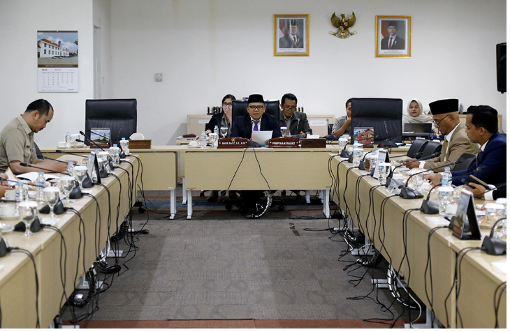 Badan Musyawarah (Bamus) DPRD Provinsi DKI Jakarta menetapkan jadwal perubahan pertama pembahasan Rancangan Peraturan Daerah (Raperda) tentang Pertanggungjawaban Pelaksanaan Anggaran Pendapatan Belanja Daerah (P2APBD) Tahun Anggaran 2024, Senin (26/5). Kemudian juga penetapan perubahan pertama jadwal Pembahasan Rancangan Perubahan Kebijakan Umum APBD serta Prioritas dan Plafon Anggaran Sementara (KUA-PPAS) APBD Tahun Anggaran 2025. Wakil Ketua Bamus DPRD Provinsi DKI Jakarta Basri Baco mengatakan penetapan jadwal telah disepakati bersama antara DPRD dan eksekutif berdasarkan keputusan secara mufakat. Sehingga saran dan masukan terkait kegiatan DPRD Provinsi DKI Jakarta akan dilaksanakan sesuai dengan jadwal yang telah ditetapkan bersama. “Untuk itu saya tanyakan sekali lagi apakah dapat disetujui saudara-saudara sekalian yang saya hormati,” ujar Basri Baco di Gedung DPRD DKI Jakarta, Senin (26/5). “Setuju,” luruh seluruh peserta rapat. Selanjutnya,pembahasan Raperda tentang Pertanggungjawaban Pelaksanaan Anggaran Pendapatan Belanja Daerah (P2APBD) Tahun Anggaran 2024 ditetapkan pada 10 Juni 2025, akan digelar rapat paripurna Penyampaian Pidato Gubernur DKI Jakarta terhadap Raperda tentang P2APBD Tahun Anggaran 2024. Pada 11 Juni 2025, akan digelar rapat internal fraksi mengenai penyusunan pandangan umum fraksi-fraksi terhadap Raperda tentang P2APBD Tahun Anggaran 2024. Kemudian, pada 13 Juni 2025 akan digelar rapat paripurna Penyampaian Pandangan Umum Fraksi-Fraksi terhadap Raperda tentang P2APBD Tahun Anggaran 2024 dan Penyampaian Jawaban Gubenur atas Pandangan Umum Fraksi-Fraksi terhadap Raperda tentang P2APBD Tahun Anggaran 2024. Selanjutnya, pada 16-17 Juni 2025 akan digelar rapat Pembahasan Komisi-Komisi terhadap Raperda tentang P2APBD Tahun Anggaran 2024. Sedangkan, pada 19 Juni 2025 akan dilaksanakan rapat Badan Anggaran (Banggar) dan rapat pimpinan gabungan (Rapimgab) dengan Komisi-Komisi bersama Tim Anggaran Perangkat Daerah (TAPD) terhadap hasil dan penelitian akhir Raperda tentang P2APBD Tahun Anggaran 2024. Kemudian, pada 20 Juni 2025 akan digelar rapat paripurna mengenai Penyampaian Laporan Badan Anggaran, Permintaan Persetujuan dari Anggota secara lisan oleh Pimpinan Rapat Paripurna, Penandatanganan Persetujuan bersama Pimpinan Dewan dengan Gubernur terhadap P2APBD Tahun Anggaran 2024, Pendapat Akhir Gubernur mengenai Raperda tentang P2APBD Tahun Anggaran 2024. Selanjutnya, pada 4 Juli 2025 akan dilaksanakan rapat Banggar bersama TAPD mengenai Penjelasan Eksekutif terhadap Rancangan Perubahan Kebijakan Umum APBD serta Rancangan Perubahan Prioritas dan Plafon Anggaran Sementara (KUA-PPAS) APBD Tahun Anggaran 2025. Berlanjut pada 7-9 Juni 2025, akan dilaksanakan rapat konsultasi komisi bersama TAPD melakukan konsultasi bersama Komisi untuk memperoleh masukan rancangan KUA-PPAS APBD Tahun Anggaran 2025. Kemudian pada 10 Juli 2025, akan dilaksanakan Rapat Banggar bersama TAPD mengenai laporan penelitian akhir dan persetujuan terhadap Rancangan KUA-PPAS APBD Tahun 2025. Selanjutnya, 16 Juli 2025 akan dilaksanakan rapat paripurna mengenai penandatanganan Memorandum of Understanding (MoU) Rancangan Perubahan KUA-PPAS APBD Tahun 2025. Adapun dalam rapat bamus tersebut juga menetapkan beberapa jadwal yang diantaranya Penetapan Perubahan Kedua Jadwal Pembahasan Ranperda tentang Rencana Pembangunan Jangka Menengah Daerah (RPJMD) Tahun 2025 – 2029. Penetapan Jadwal Kunjungan Kerja Alat Kelengkapan Dewan (AKD) DPRD Provinsi DKI Jakarta tahun 2025 dan Penetapan Perubahan Pertama Jadwal Kegiatan Coffee Morning Pimpinan dan Anggota DPRD Provinsi DKI Jakarta bersama Eksekutif.