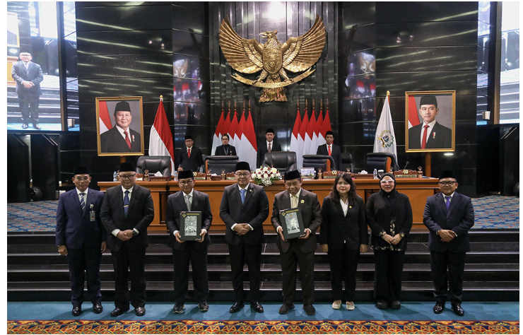 Pemprov DKI kembali meraih predikat Wajar Tanpa Pengecualian (WTP) kedelapan kalinya secara berturut-turut dari Badan Pemeriksa Keuangan Republik Indonesia (BPK RI). Ketua DPRD DKI Jakarta Khoirudin mengapresiasi kesuksesan Pemprov DKI dalam mempertahankan prestasinya di bidang pengelolaan keuangan. “Ini hasil yang membanggakan, membahagiakan. Hasilnya adalah WTP. Kali yang ke delapan, Pemda mendapatkan WTP dari pemeriksaan BPK,” ujar Khoirudin usai Rapat Paripurna Penyerahan LHP BPK RI, Senin (26/5). Ia berharap, ke depan legislatif bersama eksekutif terus berkolaborasi dengan baik. Sehingga predikat WTP bisa selalu di pertahankan. “Ini kolaborasi yang baik antara eksekutif dan legislatif. Ini kinerja bersama, pengawasan legislatif betul-betul maksimal hingga hasilnya terpancar dari hasil BPK,” ungkap Khoirudin. Meskipun telah meraih predikat WTP, ia tetap mengimbau Pemprov segera menindaklanjuti rekomendasi BPK sesuai waktu yang telah ditetapkan. Adapun tiga rekomendasi dari BPK RI adalah mengidentifikasi, memetakan, dan merumuskan kebijakan penggalian potensi pajak dan retribusi daerah serta menatausahakan penerimaan hibah uang dan barang pada satuan pendidikan melalui mekanisme APBD. Lalu, memproses kelebihan pembayaran dan denda keterlambatan sesuai ketentuan dan menyetorkannya ke kas daerah. Terakhir, menatausahakan aset dalam penguasaannya secara tertib, memutakhirkan pencatatan aset tetap tanah dan Fasos Fasum, serta menagih kontribusi pemanfaatan BMD sesuai perjanjian kerja sama. “Ada catatan yang perlu ditindaklanjuti yang batas waktunya 60 hari. Kami akan segera tindaklanjuti. DPRD akan monitoring agar sebelum 60 hari catatan yang menjadi kewajiban Pemda akan kita kawal dan laksanakan,” tutur Khoirudin. Di kesempatan yang sama, Anggota V BPK RI Bobby Adhityo Rizaldi menjelaskan, ada tiga catatan untuk Pemprov DKI. Masing-masing yakni terkait pengelolaan pendapatan daerah. “Belum sepenuhnya memadai, khususnya dalam hal pemungutan dan penghitungan pajak dan retribusi, sehingga masih terdapat potensi pendapatan daerah yang belum terpungut. Selain itu, penatausahaan penerimaan hibah uang dan barang pada satuan pendidikan belum tertib,” kata Bobby. Kedua, terkait pengelolaan belanja daerah yang belum sepenuhnya sesuai ketentuan. Tercermin dari masih ditemukannya pelaksanaan pekerjaan belanja barang dan jasa serta belanja modal yang tidak sesuai kontrak. “Sehingga terjadi kekurangan volume maupun keterlambatan yang berdampak pada tidak dapat segera dimanfaatkannya hasil pekerjaan tersebut secara tepat waktu,” ungkap Bobby. Terakhir, terkait penatausahaan aset tetap dan aset Fasos Fasum yang dinilai belum optimal. Sehingga masih ditemukan adanya aset tetap tanah dan aset Fasos Fasum yang terindikasi tercatat ganda, serta beberapa di antaranya belum dapat dipastikan lokasinya karena belum tercatat. “Selain itu, kerja sama pemanfaatan BMD juga belum optimal. Di antaranya belum diterimanya kontribusi atas pemanfaatan tersebut,” ucap Bobby. Sementara itu, Gubernur DKI Jakarta Pramono Anung juga berterima kasih kepada BPK RI yang telah melakukan pendampingan dan pemeriksaan secara objektif. “Sedangkan rekomendasi atas hasil pemeriksaan ini menjadi pendorong bagi kami untuk terus memperbaiki dan meningkatkan pengelolaan keuangan daerah di masa depan,” tandas Pram.