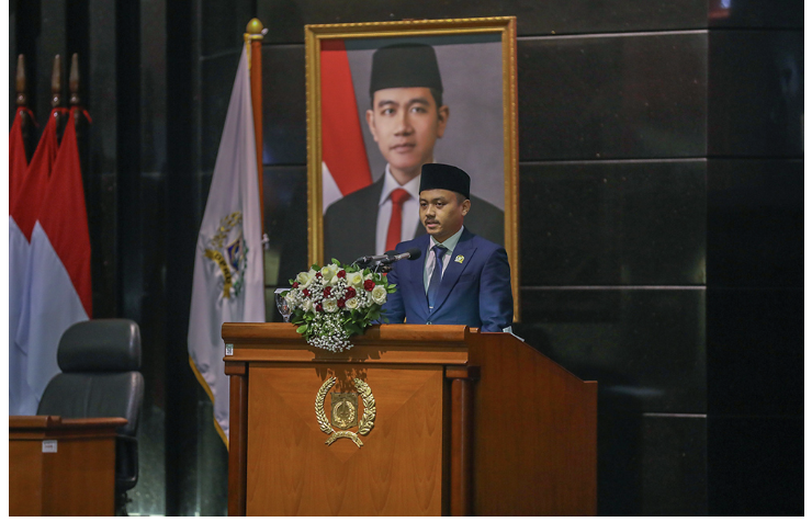 Fraksi PKS DPRD DKI Jakarta menyampaikan pandangan umum terhadap tiga Rancangan Peraturan Daerah (Ranperda), Senin (26/5). Yakni, Ranperda tentang Rencana Pembangunan Jangka Menengah Daerah (RPJMD) 2025-2029, Ranperda tentang Kawasan Tanpa Rokok, dan Ranperda tentang Penyelenggaraan Pendidikan. Melalui kesempatan pandangan umum tersebut, Anggota Fraksi PKS DPRD Provinsi DKI Jakarta sekaligus Anggota Komisi B DPRD Provinsi DKI Jakarta Muhammad Al Fatih menyampaikan keuangan daerah yang dibuat dalam RPJMD 2025-2029 harus lebih serius dalam menggenjot Pendapatan Asli Daerah (PAD). Tentu hal itu tak menjadi halangan dengan kebijakan efisiensi anggaran yang dilakukan oleh pemerintah pusat dalam mendukung program prioritas. Sehingga dapat berdampak pada penerimaan dana transfer. Untuk bisa mencapai target tersebut, lanjut Al Fatih, perlu diimbangi dengan upaya peningkatan PAD dan mengurangi kebocoran potensi PAD dari pajak dan retribusi daerah. Sebab, RPJMD belum menunjukkan terobosan kebijakan dan strategi dalam meningkatkan PAD. “Kita menghadapi potensi penurunan PAD dari Pajak Bahan Bakar Kendaraan Bermotor dan meningkatnya penggunaan kendaraan listrik yang justru tidak dikenakan pajak,” ujar Al Fatih di Gedung DPRD DKI Jakarta, Senin (26/5). Mengenai Ranperda tentang Penyelenggaraan Pendidikan, Al Fatih mengapresiasi atas upaya perubahan Peraturan Daerah (Perda) Nomor 8 Tahun 2006 tentang Sistem Pendidikan. Sebab pendidikan adalah pondasi untuk masa depan generasi bangsa yang akan membawa arah dan martabat kota Jakarta menuju kota global. “Fraksi PKS memandang bahwa Ranperda ini adalah momentum untuk menyongsong visi Indonesia Emas,” jelas Al Fatih. “Bukan sekedar menyempurnakan aturan lama, tapi menegaskan komitmen kita, bahwa tak boleh ada satupun anak Jakarta yang tertinggal haknya untuk mendapat pendidikan yang layak,” tambahnya. Terhadap Ranperda tentang Kawasan Tanpa Rokok, Al Fatih meminta regulasi terhadap kawasan tanpa rokok harus memprioritaskan hak setiap individu untuk menghirup udara bersih. Mengingat aturan tersebut mampu mendorong masyarakat untuk mengadopsi gaya hidup yang lebih sehat. “Dengan demikian, hukum tidak lagi dipandang semata sebagai batasan, melainkan sebagai instrumen strategis untuk menciptakan budaya kesehatan dan solidaritas dalam ruang publik,” jelas Al Fatih. “Oleh karena itu, pengaturan di dalam Rancangan Perda KTR ini harus dapat mendorong terjadinya perubahan prilaku,” pungkas dia.