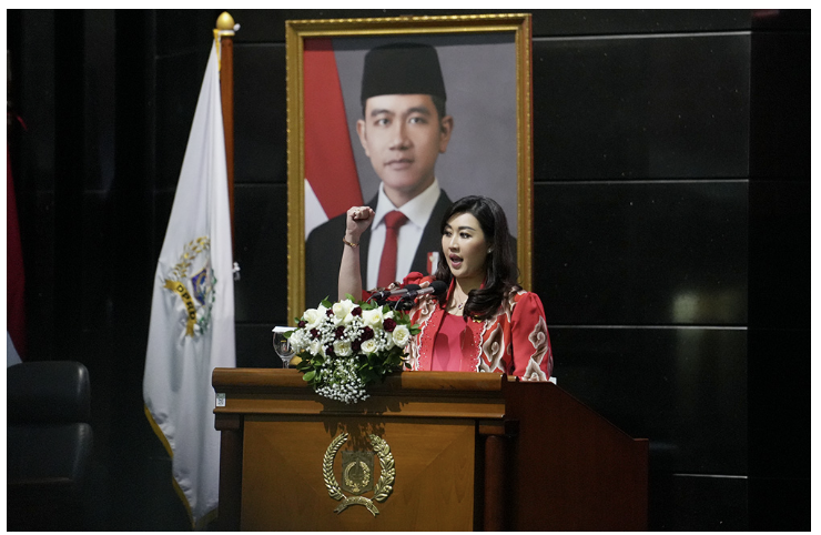 Anggota Fraksi PDI Perjuangan DPRD Provinsi DKI Jakarta Hilda Kusuma menyampaikan pandangan umum terhadap tiga Rancangan Peraturan Daerah (Ranperda), Senin (26/5). Yakni, Ranperda tentang Rencana Pembangunan Jangka Menengah Daerah (RPJMD) Tahun 2025-2029, Ranperda tentang Kawasan Tanpa Rokok, dan Ranperda tentang Penyelenggaraan Pendidikan. Dalam pandangannya, Hilda meminta langkah percepatan bersama pemerintah pusat dalam menghadapi proyeksi kawasan aglomerasi. Khususnya yang berkenaan dengan penanganan masalah kemacetan karena per hari ini merujuk pada Global Traffic Scorecard 2024 yang dirilis oleh INRIX. “Jakarta menduduki peringkat ke tujuh sebagai kota termacet di dunia, naik tiga peringkat dibanding tahun 2023,” ujar Hilda di Gedung DPRD DKI Jakarta, Senin (26/5). “Tidak kalah penting berkenaan dengan pengelolaan sampah dan kapasitas penampungan sampah, serta antisipasi potensi ancaman banjir maupun hal-hal yang terkait infrastruktur wilayah dan penataan ruang di kawasan aglomerasi,” tambah dia. Mengenai Ranperda tentang Penyelenggaraan Pendidikan, Hilda meminta peningkatan mutu dan evaluasi terhadap pendidikan di DKI Jakarta. Khususnya dengan pengetahuan praktis (hard skill) maupun peningkatan kualifikasi pendidikan dalam bidang budi pekerti, toleransi, anti kekerasan, organisasi dan jaringan (soft skill). “Kami mendorong agar sebaiknya hal tersebut ditetapkan dalam produk hukum daerah setingkat peraturan daerah,” jelas Hilda. “Karena jika hanya ditetapkan dengan produk hukum daerah setingkat Peraturan Gubernur dikhawatirkan kebijakan ini hanya akan berlaku secara tentatif,” kata dia. Selanjutnya, Fraksi PDI Perjuangan DPRD DKI Jakarta menyambut baik lahirnya Peraturan Daerah Kawasan Tanpa Rokok di Provinsi DKI Jakarta. Tentu aturan tersebut sebagai komitmen bersama untuk memberikan perlindungan kepada masyarakat dan lingkungan di berbagai wilayah DKI Jakarta Selain itu, Hilda berharap, kebijakan daerah tentang Kawasan Tanpa Rokok tidak bermaksud untuk mematikan industri tembakau/kretek secara keseluruhan. Sebab Industri Hasil Tembakau (IHT) mampu menyerap 5,98 juta tenaga kerja pada tahun 2023. Di antaranya mulai dari petani tembakau, cengkeh, pekerja buruh pabrik, buruh tani, pekerja distribusi, ritel, pengobatan tradisional, dan lainnya. “Jika kebijakan larangan merokok tersebut telah diberlakukan di seluruh wilayah di Indonesia sudah bisa dipastikan tingkat penangguran akan semakin meningkat di tengah perang dagang dan perekonomian global yang tidak menentu,” tukas Hilda.