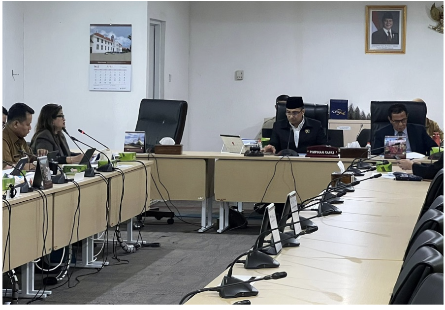 Badan Pembentukan Peraturan Daerah (Bapemperda) menggelar Rapat Dengar Pendapat (RDP) secara daring pada Selasa (27/5). RDP itu merupakan tindak lanjut dari keputusan Badan Musyawarah (Bamus) DPRD DKI yang telah ditetapkan pada 15 Mei 2025. Rapat dipimpin langsung oleh Ketua Bapemperda Abdul Aziz didampingi Wakil Ketua Bapemperda Jhonny Simanjuntak. Dari unsur eksekutif hadir Ketua Badan Perencanaan Pembangunan Daerah (Bappeda) DKI Jakarta Atika Nur Rahmania. Atika memaparkan substansi utama Rancangan Peraturan Daerah (Ranperda) tentang Rencana Pembangunan Jangka Menengah Daerah (RPJMD) Tahun 2025–2029. Dalam paparannya, Atika menjelaskan, RPJMD merupakan potongan awal dari Rencana Pembangunan Jangka Panjang Daerah (RPJPD) dan memuat pondasi pembangunan jangka menengah ibukota pascapelantikan kepala daerah. “Fokus lima tahun pertama adalah perbaikan fundamental, pemenuhan layanan sosial dan lingkungan dasar, serta penguatan landasan ekonomi,” terang Atika. Agenda RDP meliputi pemaparan eksekutif terhadap Ranperda, serta masukan dan saran dari seluruh pimpinan dan anggota Komisi A, B, C, D, dan E DPRD DKI Jakarta. Selain itu, DPRD juga membuka ruang partisipasi publik dengan menerima pandangan dari akademisi, organisasi masyarakat (Ormas), lembaga swadaya masyarakat (LSM), serta organisasi lainnya terhadap Raperda RPJMD 2025–2029.