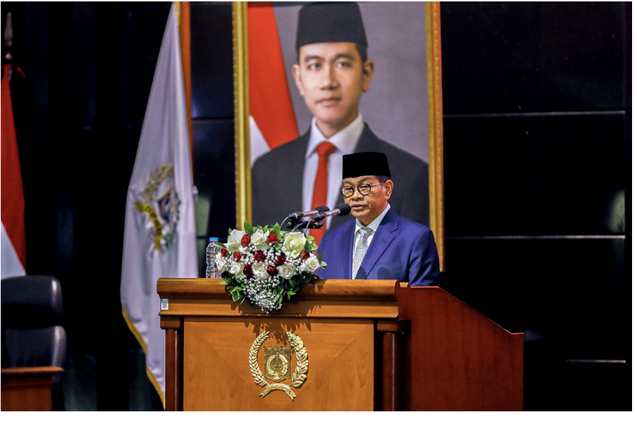 Gubernur DKI Jakarta Sampaikan Jawaban Pandangan Umum Fraksi-Fraksi Tiga Raperda Gubernur Provinsi DKI Jakarta Pramono Anung menyampaikan jawaban atas pemandangan umum fraksi-fraksi terhadap tiga Rancangan Peraturan Daerah (Ranperda). Yakni Ranperda tentang Rencana Pembangunan Jangka Menengah Daerah (RPJMD) Tahun 2025-2029, Ranperda tentang Kawasan Tanpa Rokok, dan Ranperda tentang Penyelenggaraan Pendidikan. Penyampaian tersebut dilaksanakan pada rapat paripurna yang digelar oleh DPRD Provinsi DKI Jakarta, Selasa (27/5). Dalam hal ini, Pramono menanggapi pertanyaan, saran, dan komentar seluruh fraksi terhadap Raperda tentang RPJMD Tahun 2025-2029. Pramono memastikan komitmen bersama Pemprov DKI Jakarta untuk meningkatkan mutu dan kualitas di sektor pendidikan. Salah satunya yakni meningkatkan kualitas Pendidikan Anak Usia Dini (PAUD) dan Penyaluran KJP dan KJMU yang tepat sasaran dan selaras dengan Program Indonesia Pintar. Selanjutnya, Pemprov DKI Jakarta segera melakukan revitalisasi pendidikan vokasi melalui kemitraan SMK dengan dunia usaha dan industri, program pemagangan, serta sertifikasi kompetensi. Selain itu, Pemprov DKI Jakarta juga akan fokus meningkatkan inklusivitas pendidikan melalui perbaikan fasilitas pendukung. “Di antaranya, kurikulum yang adaptif, pembentukan Unit Layanan Disabilitas, serta pembelajaran di Sekolah Luar Biasa yang difokuskan membentuk kecakapan hidup peserta didik berkebutuhan khusus,” ujar Pramono di Gedung DPRD DKI Jakarta. Menanggapi pertanyaan sejumlah fraksi terkait manajemen sumber daya air, Pramono menjelaskan, peningkatan cakupan pelayanan air minum untuk masyarakat telah dilakukan pengelolaan distribusi air yang efisien. Satu upaya yang telah dilakukan yakni, penambahan jaringan perpipaan dengan pembangunan IPA Buaran III, pembangunan reservoir komunal, penyerahan Kartu Air Sehat, dan penurunan non revenue water secara bertahap. Adapun, mengenai penanganan mitigasi banjir, Pemprov DKI Jakarta telah meningkatkan dengan pembangunan waduk, situ, embung, sistem polder termasuk pompa, kolam retensi. Kemudian, normalisasi kali/sungai, penataan sistem drainase, pengerukan sedimen, pembangunan tanggul pantai, serta pendekatan nature-based solution seperti integrasi ruang terbuka hijau-biru. Menanggapi pertanyaan dari Fraksi PKS, Fraksi PDI Perjuangan, dan Fraksi PAN tentang penanggulangan kemiskinan dan pengurangan ketimpangan, Pemprov DKI Jakarta berkomitmen untuk menempatkan pemenuhan kebutuhan dasar dan perlindungan sosial, kesempatan kerja yang layak dan resiliensi tenaga kerja. Sehingga pada akhir periode RPJMD, Pemprov DKI Jakarta mampu mencapai target kemiskinan sebesesar 1,82 persen hingga 2,91 periode. “Pada akhir periode RPJMD, dilakukan strategi penguatan ekonomi bagi masyarakat miskin dan rentan serta perlindungan sosial yang adaptif dan inklusif berbasis rumahtangga, keluarga, dan individu,” jelas Pramono. Selanjutnya menanggapi pertanyaan, saran dan pendapat fraksi-fraksi terkait Rancangan Peraturan Daerah Tentang Kawasan Tanpa Rokok. Yaitu mengenai larangan merokok di tempat hiburan seperti tempat karaoke, club malam dan cafe live music yang diusulkan oleh Fraksi Gerindra. Pramono menyetujui larangan merokok di tempat hiburan dikarenakan masuk dalam definisi tempat hiburan dalam tatanan tempat umum di dalam Ranperda Kawasan Tanpa Rokok. Beberapa kota global di dunia yang telah menerapkan aturan terkait larangan merokok di tempat hiburan seperti bar dan diskotik di antaranya Tokyo, Seoul dan San Jose. “Larangan itu, memberlakukan denda untuk larangan merokok dalam jarak kurang dari 10 meter dengan orang lain,” jelas Pramono. Selanjutnya, Pramono menanggapi pertanyaan Fraksi PDI Perjuangan mengenai industri tembakau yang tetap perlu perlindungan dan perhatian sebagai salah satu sumber pendapatan. Pemprov DKI Jakarta memastikan industri dan produksi tembakau yang menjadi komoditas ekspor masih dapat berlangsung. Tentu pengendaliannya perlu diatur sesuai amanat Undang-Undang Nomor 17 Tahun 2023 dan Peraturan Pemerintah Nomor 28 Tahun 2024. Sehingga kebijakan tersebut dapat menjadi strategi perlindungan kesehatan publik dengan pendekatan proporsional dan berkeadilan. “Raperda ini tetap memberi ruang untuk merokok di tempat yang telah ditentukan secara khusus di luar Kawasan Tanpa Rokok. Hak individu perokok tetap dihormati, namun tetap mengutamakan HAM serta hak kolektif atas udara bersih,” jelas Pramono. “Selain itu, membuka peluang untuk transisi ekonomi sehat, termasuk melalui pemanfaatan Dana Pajak Rokok Daerah (earmarked tax) untuk pembinaan UMKM, edukasi publik, dan insentif usaha sehat,” tambah dia. Selanjutnya, Pramono menanggapi pertanyaan, masukan dan saran dari Fraksi PDI Perjuangan, Fraksi Partai Gerindra, dan Fraksi Nasdem, mengenai Raperda tentang Penyelenggaraan Pendidikan. Ia memastikan, Pemprov DKI Jakarta akan terus memaksimalkan program wajib belajar selama 13 tahun untuk seluruh masyarakat DKI Jakarta. Dengan begitu, partisipasi pendidikan perlu ditingkatkan mulai dari jenjang PAUD atau TK sebagai pondasi bagi pendidikan nasional. “Hal ini sejalan dengan program prioritas nasional yang tertuang dalam RPJMN 2025-2029 dan RPJPN 2025-2045,” jelas Pramono. Pramono juga menanggapi masukan dan pertanyaan dari Fraksi Partai GOLKAR, Fraksi PAN, dan Fraksi PSI mengenai urgensi penyusunan Ranperda tersebut untuk menjamin setiap anak dapat memperoleh layanan pendidikan yang menyeluruh (universal coverage). Dengan begitu, setiap anak di DKI Jakarta dapat terpenuhi haknya untuk mendapatkan akses pendidikan secara optimal hingga selama 13 tahun. “Eksekutif akan terus berupaya mengakomodasi berbagai isu aktual seperti akses dan pemerataan layanan pendidikan, kualitas guru, penyandang disabilitas, kesenjangan antara sekolah negeri dan swasta, hingga digitalisasi pembelajaran,” jelasnya Dengan demikian, Pramono berharap, jawaban atas pandangan umum fraksi-fraksi terhadap tiga Raperda tersebut dapat berjalan dengan baik dan lancar. Sehingga upaya tersebut memberikan dampak yang besar terhadap pembangunan DKI Jakarta. “Mudah-mudahan segera diselesaikan. Karena saya meyakini pasti semangatnya sama sehingga dengan demikian kalau dilihat dari substansinya tidak ada perbedaan yang siginifikan,” pungkas dia.