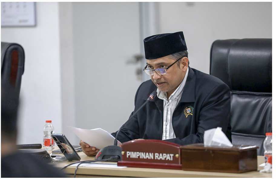Pembahasan Rancangan Peraturan Daerah tentang Rencana Pembangunan Jangka Menengah Daerah (RPJMD) DKI Jakarta 2025–2029 memasuki tahap Rapat Dengar Pendapat (RDP) bersama para pemangku kepentingan. Ketua Badan Pembentukan Peraturan Daerah (Bapemperda) DPRD DKI Jakarta Abdul Aziz menjelaskan masukan yang diberikan sangat beragam dan substantif, sehingga diharapkan dapat memperkaya dokumen RPJMD agar lebih adaptif terhadap tantangan lima tahun ke depan. “Banyak hal yang perlu diperkuat, terutama soal target capaian yang harus lebih terukur dan realistis,” terang Abdul Aziz. Ia menambahkan, dokumen ini harus mampu mengantisipasi dinamika besar yang akan terjadi di Jakarta setelah pemindahan status dari DKI menjadi Daerah Khusus Jakarta (DKJ). Termasuk di dalamnya isu-isu strategis yang lintas kewenangan, seperti pengelolaan sampah yang bergantung pada Kota Bekasi, penanganan banjir yang melibatkan beberapa wilayah Jawa Barat, hingga integrasi transportasi massal seperti MRT yang menjangkau kawasan di luar Jakarta. “Semua itu perlu strategi dan koordinasi lintas daerah. Ini harus mulai dibangun sejak sekarang,” tegas dia. Senada dengan itu, Anggota Komisi E DPRD DKI Jakarta Farah Savira menyoroti sejumlah sektor sosial yang harus mendapat perhatian dalam dokumen RPJMD. Menurut dia, Komisi E telah memetakan isu-isu prioritas, terutama terkait layanan dasar. “Ada beberapa sektor yang kami tinjau, khususnya pendidikan, kesehatan, sosial, pemuda dan olahraga, serta isu perempuan dan anak,” papar Farah. Sementara itu, Francine Eustacia, anggota Komisi B turut memberi catatan khusus terkait ruang hidup warga dan keberlanjutan lingkungan kota. Ia menekankan perlunya perhatian terhadap jalur sepeda, akses air minum, hingga kesejahteraan satwa perkotaan. “Kami menggarisbawahi beberapa isu di antaranya perhatian untuk jalur sepeda, penyediaan air minum, dan perhatian pada satwa di Jakarta, khususnya kucing,” pungkas Francine. Masukan dari berbagai pihak akan dihimpun sebagai bahan penyempurnaan dokumen sebelum ditetapkan menjadi Peraturan Daerah (Perda).