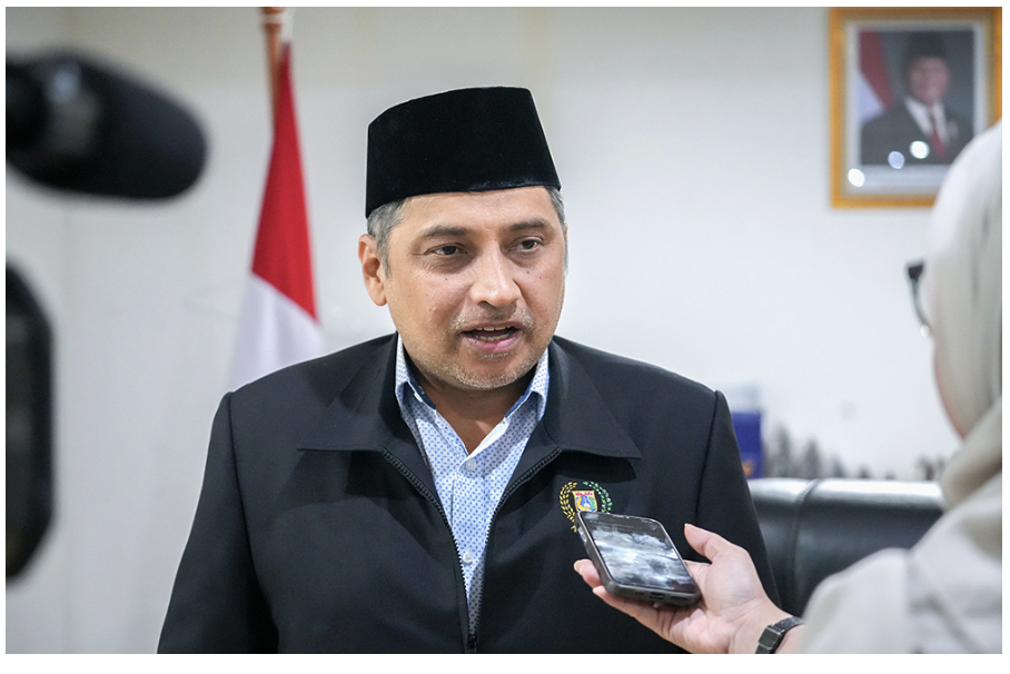 Badan Pembentukan Peraturan Daerah (Bapemperda) DPRD DKI Jakarta menilai, Kepulauan Seribu masih tertinggal dibandingkan lima wilayah Jakarta lainnya. Karena itu, harus segera dibenahi. Hal tersebut diungkapkan Ketua Bapemperda DPRD DKI Jakarta Abdul Aziz dalam rapat kerja membahas Rancangan Peraturan Daerah (Ranperda) tentang Rencana Pembangunan Jangka Menengah Daerah (RPJMD) Tahun 2025-2029. “Perhatian khusus untuk Kepulauan Seribu karena berbagai hal dan indeks pengukuran masih jauh di bawah Jakarta,” ujar Abdul Aziz, Rabu (28/5). Menurut Politisi PKS itu, ada beberapa hal yang harus dibenahi di Pulau Seribu. Yakni kualitas transportasi, indeks pembangunan manusia (IPM), hingga destinasi wisata. “Jadi kita punya PR besar untuk memajukan Pulau Seribu, karena Jakarta punya keunggulan di dalam hal budaya, keramahtamahan, dan pariwisata. Itu keunggulan harus difokuskan kembali,” ungkap Abdul Aziz. Di kesempatan yang sama Wakil Kepala Bappeda DKI Jakarta Deftrianov menjelaskan, memang RPJMD 2025-2029 memiliki misi mewujudkan pusat ekonomi inovatif dengan pembangunan dan akses sumber daya yang merata. Salah satu sasaran dari misi tersebut yakni, hadirnya kota destinasi dunia dengan ragam amenitas dan aktivitas yang menarik. “Outcome-nya pengembangan wisata pesisir Jakarta, khususnya Kepulauan Seribu melalui penyelenggaraan festival dan pelatihan tenaga kerja pariwisata,” tandas Deftrianov.