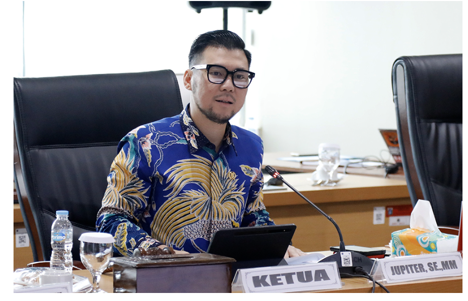 Panitia Khusus Perparkiran DPRD DKI Jakarta mengusulkan beberapa poin dalam rangka merevisi Peraturan Daerah Nomor 5 Tahun 2012 Tentang Perparkiran. Ketua Panitia Khusus Perparkiran DPRD DKI Jakarta Jupiter mengatakan revisi Perda Tentang Perparkiran bertujuan untuk menyesuaikan Perda dengan kondisi terkini serta perkembangan hukum dalam pengelolaan parkir di Jakarta. Di antaranya terkait belum ada regulasi resmi terkait valet parking. Seharusnya ketentuan parkir valet tertuang dalam Perda. Mulai dari persentase tarif hingga yang harus diberikan kepada pengelola parkir. “Kami akan membuat penyempurnaan dalam membuat regulasi peraturan daerah sehingga peraturan daerah yang dulu pernah dibuat harus mengikuti kondisi saat ini,” ujar Jupiter di Gedung DPRD DKI Jakarta, Rabu (28/5). Selain itu, Panitia Khusus Perparkiran DPRD DKI Jakarta mendorong digitalisasi perparkiran dengan penggunaan teknologi digital untuk mengelola dan melakukan transaksi parkir. Tujuannya untuk meningkatkan efisiensi, transparansi, dan mengurangi pungutan liar. Salah satunya dengan penggunaan Aplikasi JakParkir. “Nanti kami akan melakukan revisi perda terkait digitalisasi yang akan diterapkan sehingga kita bisa sama-sama mengawasi secara transparansi dan akuntabel,” kata Jupiter. Pada kesempatan yang sama, Anggota Panitia Khusus Perparkiran DPRD DKI Jakarta Francine Eustacia mengusulkan diwajibkannya Satuan Ruang Parkir (SRP) bagi para penyandang disabilitas, ibu hamil, dan kendaraan tidak bermotor pada Perda Perparkiran. Nantinya, area parkir khusus tersebut dirancang untuk memenuhi kebutuhan aksesibilitas dan kenyamanan mereka. Terutama yang menggunakan kursi roda atau alat bantu mobilitas lainnya. SRP itu harus memiliki dimensi yang sesuai dengan kebutuhan. Termasuk area parkir yang cukup lebar untuk memudahkan keluar masuk kursi roda dan akses ke pintu kendaraan. “Kami melihat Perda Parkir ini harus mencantumkan minimal satuan SRP bagi pengemudi disabilitas, ibu hamil maupun kendaraan tidak bermotor,” kata dia. Sementara itu, Kepala Dinas Perhubungan DKI Jakarta Syafrin Liputo menyatakan, siap untuk menampung seluruh usulan yang disampaikan Panitia Khusus Perparkiran DPRD DKI Jakarta dalam rangka merevisi Perda Perparkiran. “Tentu usulan semua usulan dari Pansus ini baik dan akan jadi masukan dalam membahas rancangan Peraturan Daerah Tentang Perparkiran,” kata dia. Termasuk di antaranya berkoordinasi dengan pihak IT untuk pengembangan aplikasi JakParkir yang telah dilaksanakan pada tujuh ruas jalan. Di antaranya Jalan Muara Karang Jakarta Utara, Jalan Cikini Raya Jakarta Pusat, Jalan Pengambiran Jakarta Timur, Jalan Juanda Raya Jakarta Pusat, Jalan Raden Patah Jakarta Selatan, Jalan Adityawarman Jakarta Selatan dan Jalan Tebah Raya Jakarta Selatan. “Kendalanya di internal adalah seringkali aplikasi drop ini tentu perlu penguatan sistem dan sebagainya kami akan koordinasikan oleh rekan-rekan IT bagaimana sistem ini memiliki kemampuan untuk melayani masyarakat,” kata dia.
