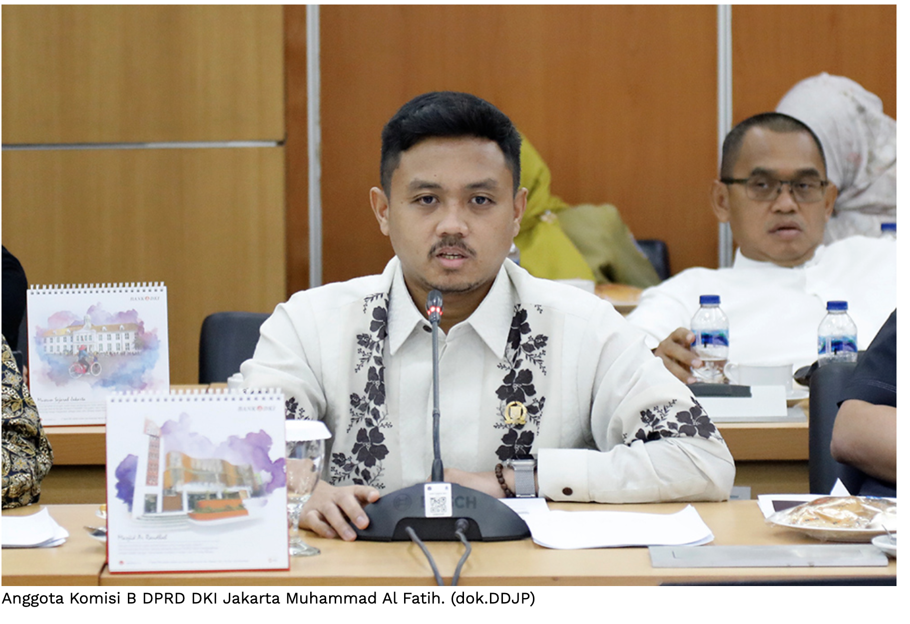 Anggota Komisi B DPRD DKI Jakarta Muhammad Al Fatih menyoroti kondisi ekonomi Jakarta yang saat ini dihadapkan pada tantangan yang nyata. Di antaranya, perlambatan pertumbuhan, maraknya pemutusan hubungan kerja (PHK), dan ketidakpastian yang tinggi akibat gejolak global maupun percepatan transformasi teknologi. Dunia usaha dan industri semakin terdorong untuk menyederhanakan proses kerja melalui otomatisasi dan digitalisasi yang pada satu sisi memang meningkatkan efisiensi, tetapi di sisi lain meminggirkan peran manusia. Untuk itu, ia mendorong Pemerintah Provinsi DKI Jakarta untuk secara serius dan sistematis menggencarkan program-program pemberdayaan ekonomi masyarakat, tidak sebatas pada pendekatan normatif atau kegiatan seremonial belaka. Anggota Komisi B DPRD DKI Jakarta Muhammad Al Fatih. (dok.DDJP) “Ini adalah bentuk disrupsi yang tidak dapat dihindari. Namun harus diantisipasi dengan langkah strategis yang memihak kepada kepentingan masyarakat, terutama kelompok rentan dan pekerja informal,” kata dia saat dihubungi, Selasa (3/6). Ia mendorong Pemerintah Provinsi DKI Jakarta hadir lebih kuat sebagai fasilitator dan akselerator perubahan sosial-ekonomi. Terutama bagi masyarakat yang paling terdampak dari tekanan ekonomi, seperti buruh ter-PHK, pelaku Usaha Mikro, Kecil, dan Menengah (UMKM) dan pekerja informal. Ia menilai, program pemberdayaan yang dijalankan harus disusun berdasarkan riset kebutuhan riil masyarakat, berbasis wilayah, dan terintegrasi lintas sektor. “Indikator keberhasilannya tidak cukup hanya dengan jumlah pelatihan atau jumlah peserta, tetapi harus diukur dari keberlanjutan hasil dan peningkatan taraf hidup pasca intervensi program,” kata Fatih. Dalam kegiatan pemberdayaan masyarakat, Fatih mendorong Dinas Perindustrian Perdagangan Koperasi Usaha Kecil dan Menengah DKI Jakarta memberikan pembekalan kepada masyarakat yang dimulai dari pelatihan keterampilan teknis. Pelatihan tersebut harus relevan dan adaptif terhadap kebutuhan pasar baik dalam bidang produksi, jasa, maupun digital. Selain pelatihan, Pemerintah Provinsi DKI Jakarta harus hadir dengan ekosistem pendampingan yang berkelanjutan. Mulai dari fasilitasi perizinan, akses permodalan, pemasaran digital, hingga koneksi ke pasar lokal maupun nasional. “Pendampingan ini bukan proyek jangka pendek, tetapi program yang berorientasi pada kemandirian masyarakat. Kita tidak ingin masyarakat hanya dilatih untuk tahu, tetapi harus dilatih hingga bisa dan menghasilkan,” ujar dia. Ia mendukung Dinas Perindustrian Perdagangan Koperasi Usaha Kecil dan Menengah DKI Jakarta menggencarkan pelatihan kewirausahaan yang dikemas dengan standar kualitas yang tinggi dan disesuaikan dengan tantangan masa kini. Lebih dari sekadar keterampilan teknis, Fatih menilai yang tidak kalah penting ialah pembekalan mental, kemampuan adaptasi, ketahanan menghadapi kegagalan, etos kerja, serta integritas dalam berwirausaha. Sebab, dalam dunia usaha bukan hanya soal keterampilan, tetapi juga soal karakter dan daya juang. “Maka pembinaan mentalitas kewirausahaan harus menjadi satu kesatuan yang tidak terpisahkan dalam setiap kegiatan pemberdayaan,” tukas Fatih.