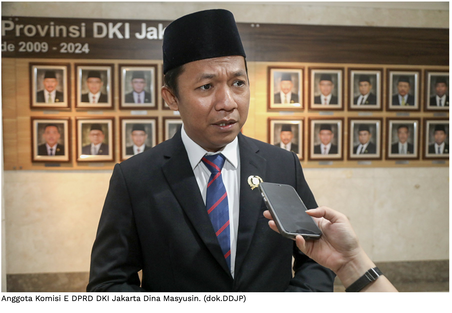 Anggota Komisi E DPRD DKI Jakarta Dina Masyusin mendorong Rancangan Peraturan Daerah (Ranperda) tentang Penyelenggaraan Pendidikan segera disahkan menjadi Peraturan Daerah (Perda). Tujuannya agar pendidikan di DKI Jakarta semakin berkualitas. Apalagi, Gubernur Provinsi DKI Jakarta Pramono Anung telah berkomitmen untuk memaksimalkan program wajib belajar selama 13 tahun untuk seluruh masyarakat DKI Jakarta. Pernyataan gubernur itu disampaikan dalam rapat paripurna penyampaian jawaban pandangan umum fraksi-fraksi di DPRD Provinsi DKI Jakarta pada 27 Mei 2025 lalu. “Raperda ini kita dorong supaya segera disahkan, supaya Dinas Pendidikan bisa menjalankan pendidikan di DKI Jakarta jadi lebih baik,” ujar Dina, beberapa waktu lalu. Anggota Komisi E DPRD DKI Jakarta Dina Masyusin. (dok.DDJP) Pengesahan Perda tersebut, sambung Dina, akan melancarkan rencana uji coba sekolah swasta gratis. Tahap uji coba akan melibatkan 40 sekolah swasta. Terdiri dari SD, SMP, SMA, dan SMK. Dina berharap, Dinas Pendidikan DKI Jakarta mampu menggratiskan seluruh sekolah swasta di 44 kecamatan. “Kami dari Komisi E berharap supaya merata, supaya keadilannya terjadi,” pungkas dia.