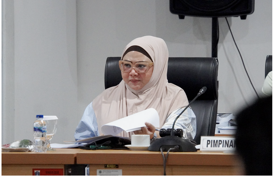 Seratus hari kerja kepemimpinan Gubernur Pramono dan Wakil Gubernur Rano Karno dinilai kalangan legislator telah menunjukkan hasil yang positif. Menurut Wakil Ketua DPRD DKI Jakarta Rani Mauliani, sejumlah langkah awal pemerintahan Pramono-Rano patut diapresiasi. Kendati demikian, diakui Rany, masih banyak pekerjaan rumah (PR) yang belum terselesaikan. Sebab menyelesaikan persoalan di Jakarta tidak bisa hanya dalam kurun waktu 100 hari. “So far, kinerja beliau (Pramono) baik,” ujar Rany, Selasa (3/6). Selama ini, Pemprov DKI menunjukkan komitmen dan kolaborasi lintas sektor. Dalam 100 hari pertama, sejumlah inisiatif langsung digulirkan. Antara lain, pembenahan sistem transportasi, penguatan identitas Budaya Betawi, peningkatan layanan pendidikan dan kesehatan, hingga penataan tata ruang perkotaan. Bahkan, sambung Rany, beberapa program berjalan mendapatkan respons positif publik. Seperti imbauan penggunaan transportasi umum setiap Rabu bagi aparatur sipil negara (ASN) dan masyarakat. Program tersebut, kata Rany, bisa menjadi pintu masuk untuk mengubah budaya mobilitas warga ke arah yang lebih ramah lingkungan. “Cukup seru bila dijalankan konsisten. Ini bisa jadi langkah awal membangun budaya naik transportasi publik,” tutur dia. Politisi Partai Gerindra itu juga mengapresiasi kebijakan sekolah gratis dan penambahan rute transportasi publik. Hal itu sebagai komitmen pemerintah provinsi meningkatkan layanan dasar warga Jakarta. “Menunjukkan keberpihakan pada masyarakat. Harapannya, program-program ini bisa diperluas dan dipertajam ke depan,” imbuh dia. DPRD DKI Jakarta, ungkap Rany, akan terus mengawal dan memberikan dukungan terhadap kebijakan-kebijakan yang berpihak kepada rakyat. Dia berharap, kepemimpinan Pramono–Rano bisa menghadirkan solusi konkret dari tantangan klasik Jakarta. Seperti kemacetan, banjir, dan kesenjangan sosial. “DPRD siap mendukung kebijakan yang berbasis pada kebutuhan riil warga Jakarta. Kolaborasi adalah kunci,” tambah Rany.