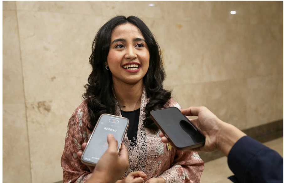 Ketua Panitia Khusus (Pansus) tentang Kawasan Tanpa Rokok (KTR) DPRD Provinsi DKI Jakarta Farah Savira mengapresiasi Gubernur Provinsi DKI Jakarta Pramono Anung yang mendukung secara penuh lahirnya Peraturan Daerah (Perda) tentang KTR. Pernyataan itu disampaikan dalam rapat paripurna mengenai jawaban Gubernur DKI Jakarta terkait pandangan umum fraksi-fraksi terhadap Raperda tentang KTR pada Selasa 27 Mei 2025 lalu. Menurut Farah, antara legislatif dan eksekutif memiliki maksud dan tujuan yang sama untuk menjaga kesehatan warga dari bahaya asap rokok. Salah satu caranya yakni, melahirkan sebuah regulasi untuk mengatur dan menciptakan lingkungan yang sehat dan bebas dari asap rokok. “Kita sepakat niat baik dari KTR, maksud dan tujuannya utamanya untuk kesehatan,” ujar Farah di gedung DPRD DKI Jakarta, Rabu (4/6). Lebih lanjut, sambung Farah, lahirnya Perda tersebut nantinya juga harus bisa menjaga keseimbangan antara warga yang perokok aktif dan yang bukan perokok aktif. Sehingga penting untuk menciptakan lingkungan yang bersih dan bebas dari asap rokok. Regulasi tentang KTR untuk meningkatkan kesadaran dan perlindungan kesehatan bagi seluruh warga DKI Jakarta, baik perokok aktif maupun bukan perokok. “Jadi memang ada fakta yang disampaikan oleh pak gubernur untuk bisa menengahi dan menjembatani dua aspirasi tersebut,” ungkap Farah. Ia memastikan, memperdalam batasan-batasan aktivitas warga yang merokok di tempat-tempat fasilitas umum. Seperti tempat hiburan. Dengan begitu, regulasi tersebut dapat dirinci dalam pembahasan pasal per pasal. Bahkan, lanjut Farah, terkait kebiasaan warga yang suka merokok saat berkendara juga akan dibahas dalam rapat Pansus tentang KTR. Tentu penekanannya bukan hanya pada kawasan tetapi terhadap perilaku masing-masing warga. “Itu yang akan kita berlakukan lebih tegas lagi dan lebih terperinci dalam pasal per pasal,” tegas Farah. Farah berharap, Pemprov DKI Jakarta secara serius melahirkan Perda tentang KTR. Sehingga dalam penanganannya dan implementasinya dapat saling berkolaborasi antara legislatif dan eksekutif “Jadi kami ingin menggandeng eksekutif lebih dalam lagi,” ungkap Farah. Setelah rapat paripurna, kelas Farah, Pansus tentang KTR akan mengagendakan rapat bersama Badan Pembentukan Peraturan Daerah (Bapemperda) DPRD Provinsi DKI Jakarta. Tentu melanjutkan usulan-usulan terkait aturan terhadap Raperda tentang KTR. Kemudian, sambung Farah, Pansus tentang KTR akan melakukan kunjungan kerja ke Provinsi Jawa Timur untuk mengetahui pengimplementasian Perda KTR. “Setelah itu kita akan ada rapat dengar pendapat dari berbagai stakeholder. Khususnya asosiasi kemasyarakatan baik yang pro dan kontra terhadap adanya Perda KTR,” pungkas dia. (apn/df)