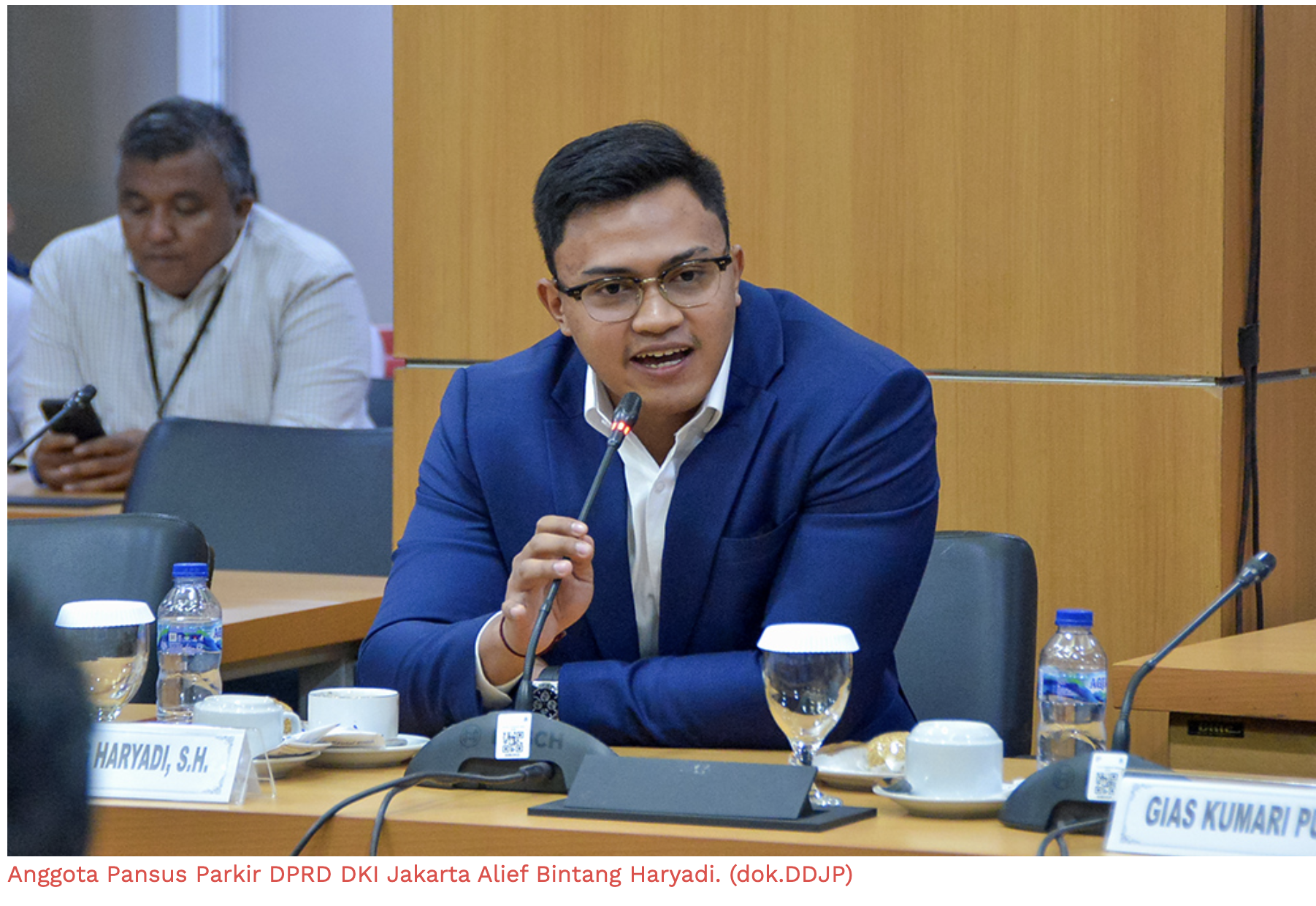 Panitia Khusus (Pansus) Perparkiran DPRD DKI Jakarta mendorong Pemerintah Provinsi DKI Jakarta melalui Dinas Perhubungan DKI Jakarta dan Unit Pengelolaan Perparkiran (UPP) Dinas Perhubungan (Dishub) DKI Jakarta segera mengoptimalkan digitalisasi perparkiran di Jakarta. Anggota Pansus Perparkiran DPRD DKI Jakarta Alief Bintang Haryadi menyebut penting bagi Unit Pengelolaan Perparkiran (UPP) Dinas Perhubungan (Dishub) DKI Jakarta segera menyempurnakan Aplikasi JakParkir untuk melayani masyarakat. Sekaligus mendukung digitalisasi perparkiran. Alief mengatakan, hingga saat ini masih ditemukan kendala sistem pada aplikasi JakParkir yang mengakibatkan tidak berfungsinya aplikasi tersebut sehingga menyulitkan masyarakat yang akan memanfaatkannya. “Jangan dipaksa digitalisasi tapi alatnya tidak memadai contohnya Jakparkir eror, gak bisa untuk dimasukkan mobilnya,” kata Alief, beberapa waktu lalu. Anggota Pansus Parkir DPRD DKI Jakarta Alief Bintang Haryadi. (dok.DDJP) Selain itu, ia juga mendorong Unit Pengelolaan Perparkiran (UPP) Dinas Perhubungan (Dishub) DKI Jakarta mengoptimalkan fungsi Terminal Parkir Elektronik (TPE) di Jakarta. Sebab dari total 201 mesin TPE yang dipasang, kini hanya 64 unit yang masih berfungsi, sedangkan 137 unit lainnya rusak. Hal tersebut tentunya berdampak pada turunnya pendapatan dari TPE di Jakarta beberapa tahun terakhir. “TPE ini sampai sekarang ada sebanyak kurang lebih 135 yang rusak,” kata dia. Alief mengatakan, Pansus Perparkiran DPRD DKI Jakarta akan terus berkomitmen mengawasi upaya digitalisasi perparkiran. Harapannya, dapat terwujudnya pelayanan parkir yang aman, tertib, lancar dan terpadu dengan pusat kegiatan dan angkutan jalan. Selain itu, diharapkan terwujudnya penyelenggaraan pelayanan parkir yang layak sesuai dengan azas umum pemerintahan yang baik dan peraturan perundang-undangan. Ia khawatir pengelolaan parkir yang buruk. Seperti parkir liar atau kurangnya lahan parkir, dapat berdampak pada kemacetan. Parkir di bahu jalan atau sembarangan dapat menghalangi arus lalu lintas, mempersempit jalan, dan memicu antrian kendaraan. “Niat kita ada pansus parkir bukan hanya untuk kita sebagai pendapatan daerah tapi kita ingin merapikan Jakarta,” tukas dia. (yla/df)