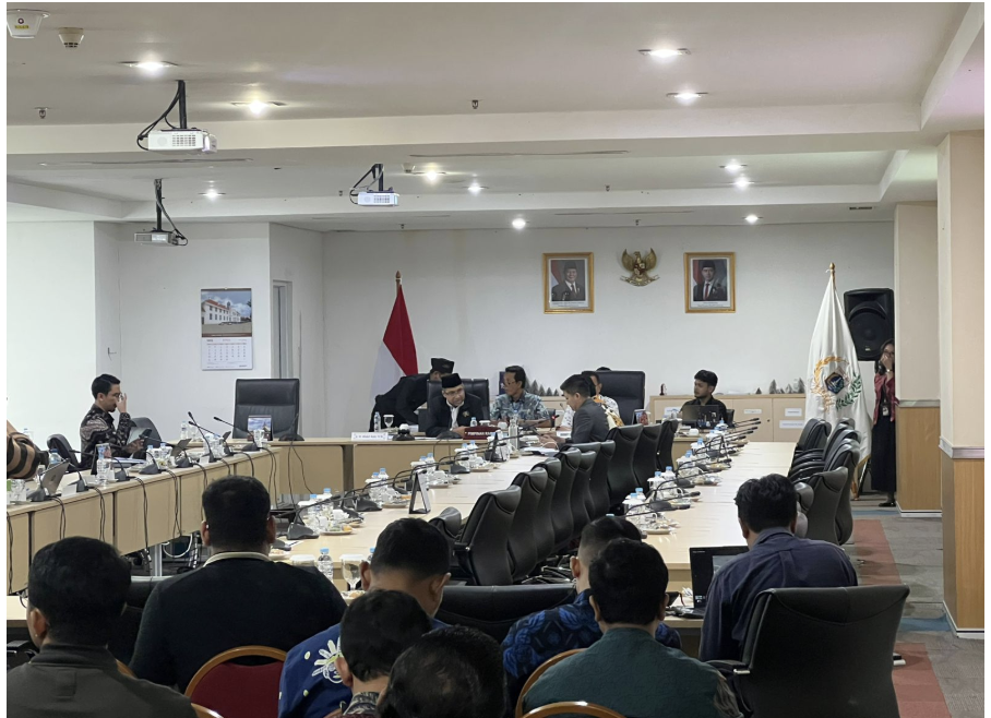 Badan Pembentukan Peraturan Daerah (Bapemperda) DPRD Provinsi DKI Jakarta kembali menggelar rapat pembahasan pasal-pasal Rancangan Peraturan Daerah (Ranperda) tentang Rencana Pembangunan Jangka Menengah Daerah (RPJMD) Tahun 2025–2029. Rapat berlangsung di Ruang Rapat Bapemperda, Kamis (5/6), dipimpin Ketua Bapemperda Abdul Aziz bersama Wakil Ketua Bapemperda Jhonny Simanjuntak. Forum ini juga diikuti anggota DPRD Francine Widjojo, August Hamonangan, Ferrial Sofyan, Farah Savira, dan Mohamad Ongen Sangaji, serta perwakilan dari pihak eksekutif. Abdul Aziz menyampaikan, rapat tersebut merupakan lanjutan dari forum sebelumnya yang digelar pada 28 Mei. “Masih banyak pertanyaan dari anggota yang belum terjawab. Kami harap kali ini bisa dituntaskan sebelum masuk ke pasal-pasal,” terang Abdul Aziz. Sementara itu, August menekankan efisiensi waktu sangat penting agar pembahasan berjalan lebih fokus. “Jawaban atas dialog sebaiknya dibuat tertulis supaya kita bisa langsung bahas substansi pasal dan hasilnya bisa dipertanggungjawabkan,” tegas August. Politisi Partai Solidaritas Indonesia itu menambahkan, penyusunan pasal dilakukan secara cermat agar memiliki legitimasi hukum yang kuat di akhir pembahasan. “Kita perlu fokus pembahasan ketentuan di pasal-pasal, dan yang terpenting RPJMD ini di (rapat) paripurna jadi produk yang bisa dipertanggungjawabkan,” pungkas dia. (all/df)