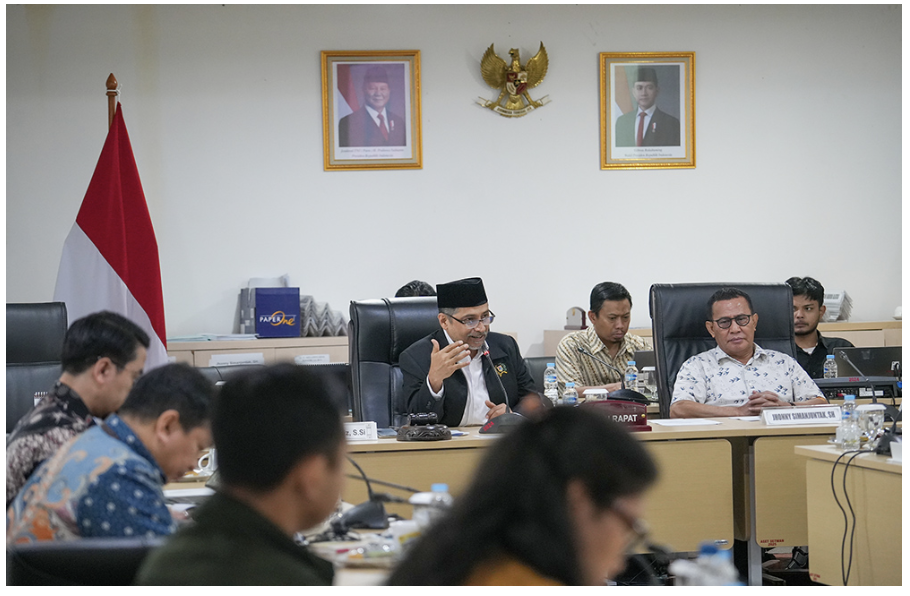 Badan Pembentukan Peraturan Daerah (Bapemperda) DPRD Provinsi DKI Jakarta kembali melanjutkan pembahasan Rancangan Peraturan Daerah (Raperda) tentang Rencana Pembangunan Jangka Menengah Daerah (RPJMD) DKI Jakarta. Rapat kedua itu digelar di Ruang Rapat Bapemperda DPRD DKI Jakarta, Kebon Sirih, Jakarta Pusat, Kamis (5/6). Ketua Bapemperda Abdul Aziz menjelaskan, rapat tersebut merupakan bagian dari rangkaian empat kali pembahasan yang telah dijadwalkan. Ia menilai penyusunan RPJMD sejauh ini sudah cukup komprehensif. Ketua Bapemperda DPRD DKI Jakarta Abdul Aziz. (dok.DDJP) “Di rapat kedua ini, kami membahas pertanyaan dari rapat pertama dan tambahan soal kesesuaian RPJMD dengan RPJMN,” ujar Abdul Aziz. Ia menambahkan, penyempurnaan dokumen dilakukan tidak hanya oleh Bapemperda. Namun juga melalui masukan dari masing-masing fraksi. “Teman-teman di fraksi turut memberikan kajian dan masukan setiap harinya,” tambah dia. Sementara itu, Anggota Bapemperda Mayjen TNI (Purn) Ferrial Sofyan menyoroti belum terlihat arah strategis nasional dalam dokumen RPJMD. Anggota Bapemperda DPRD DKI Jakarta Mayjen TNI (Purn) Ferrial Sofyan. (dok.DDJP) “RPJMN sudah memberi perhatian besar untuk DKI dan aglomerasi. Tapi arahan detailnya belum tampak di RPJMD,” terang Ferrial. Ia menilai, ketidakhadiran penjabaran teknis dapat membuat arah kebijakan daerah menjadi tidak jelas dan tidak berkesinambungan dengan arahan dari pemerintah pusat. “Kita yang akan menjalankan dan menganggarkan, tapi arahan strategisnya kurang tergambar,” tegas dia. Pembahasan RPJMD dijadwalkan berlangsung hingga pertengahan Juni 2025. DPRD DKI Jakarta berharap seluruh aspirasi masyarakat dan pedoman pembangunan nasional dapat terakomodasi secara menyeluruh dalam dokumen akhir RPJMD lima tahunan tersebut. (all/df)