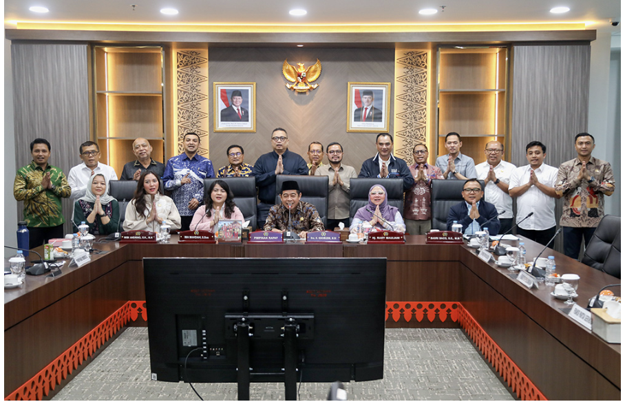 etua DPRD DKI Jakarta Khoirudin berencana mengevaluasi kinerja atau target key performance indicator (KPI) para pejabat di lingkungan Pemprov DKI Jakarta. Evaluasi itu akan dikhususkan kepada kepala dinas, walikota, lurah dan camat. Tujuannya, menjalankan fungsi pengawasan dan mengetahui sejauh mana keberhasilan program-progran yang dibuat Pemprov DKI selama satu tahun. “Kenapa harus KPI? Karena secara hukum kita punya fungsi pengawasan,” ujar Khoirudin, usai rapat pimpinan gabungan (Rapimgab), Kamis (5/6). Ketua DPRD DKI Jakarta Khoirudin. (dok.DDJP) Selama ini, nilai dia, peran DPRD terkait fungsi pengawasan kepada jajaran eksekutif kurang efektif. Pasalnya, penilaian hanya tertumpu pada penyerapan anggaran. “Itu tidak menyentuh kepada dampak outcome kepada masyarakat,” imbuh Khoirudin. “Sayang anggaran besar tapi pengawasan kita rendah,” tandas politisi PKS itu. Selanjutnya, Khoirudin berencana membuat indikator sebagai penentu keberhasilan para pejabat mengeksekusi anggaran. Terutama anggaran yang berdampak dan bermanfaat bagi masyarakat. “Kita buat indikatornya. KPI-nya,” ungkap dia. “Indikator yang kita sepakati bersama untuk menjadi standar penilaian berhasil atau tidak,” tambah Khoirudin. Dalam Rapimgab itu hadir juga Wakil Ketua DPRD DKI Jakarta Ima Mahdiah, Rany Mauliani, dan Basri Baco. Terdapat pembahasan beberapa agenda dalam kegiatan itu. Seperti persiapan Coffee Morning DPRD bersama Gubernur DKI Jakarta. Begitu pula pembahasan perpindahan atau pergantian AKD (alat kelengkapan dewan), fungsi koordinator di komisi, dan efisiensi anggaran dalam Perubahan APBD 2025. Termasuk, mekanisme tata naskah surat dari AKD ataupun fraksi. (gie/df)