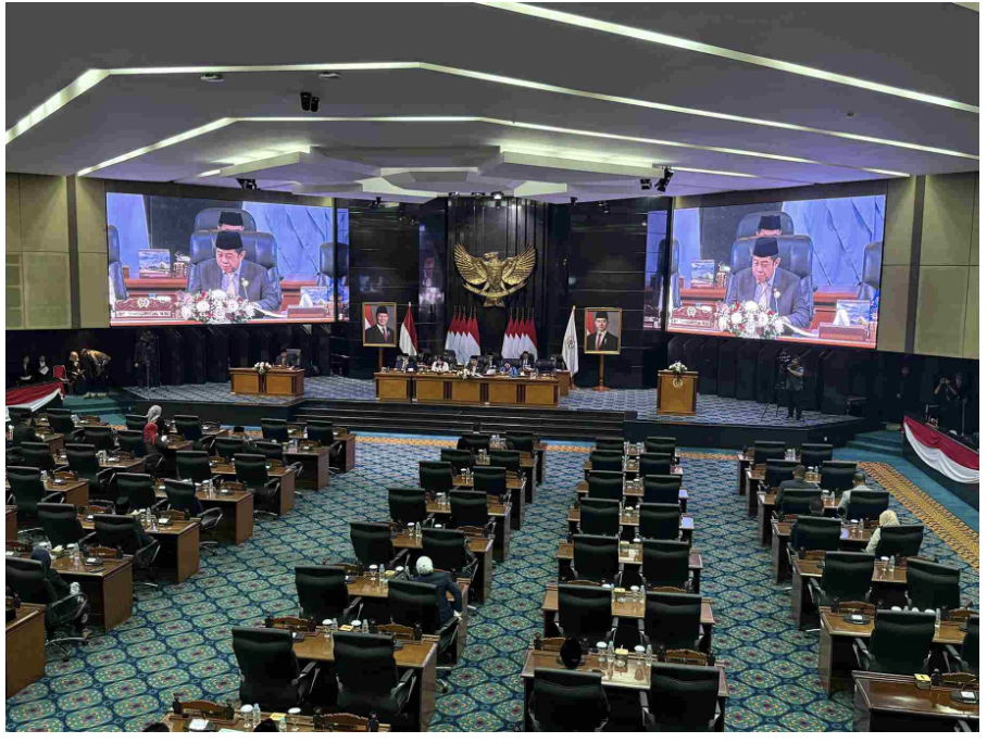 DPRD DKI Jakarta menggelar Rapat Paripurna atas Ranperda P2APBD 2024 di Gedung DPRD DKI Jakarta, Selasa (11/6). Rapat paripurna itu beragendakan Penyampaian Pidato Gubernur DKI Jakarta terhadap Rancangan Peraturan Daerah (Ranperda) tentang Pertanggungjawaban Pelaksanaan APBD (P2APBD) Tahun Anggaran 2024. Ketua DPRD DKI Jakarta Khoirudin memimpin rapat paripurna didampingi Wakil Ketua DPRD DKI Jakarta Ima Mahdiah, Rany Mauliani, Wibi Andrino, dan Basri Baco. “Dengan mengucapkan Bismillahirrahmanirrahim Rapat Paripurna ini kami buka dan kami nyatakan terbuka untuk umum,” ujar Khoirudin saat membuka rapat paripurna. Nampak hadir para Anggota DPRD DKI Jakarta dalam rapat paripurna. Dalam kesempatan itu, Wakil Gubernur DKI Jakarta Rano Karno akan menyampaikan perihal Rancangan Peraturan Daerah (Ranperda) tentang Pertanggungjawaban Pelaksanaan APBD (P2APBD) Tahun Anggaran 2024. Kegiatan itu mengacu pada Surat Undangan Nomor 492/UD.00.00 yang ditandatangani Ketua DPRD DKI Jakarta Khoirudin. (yla/df)