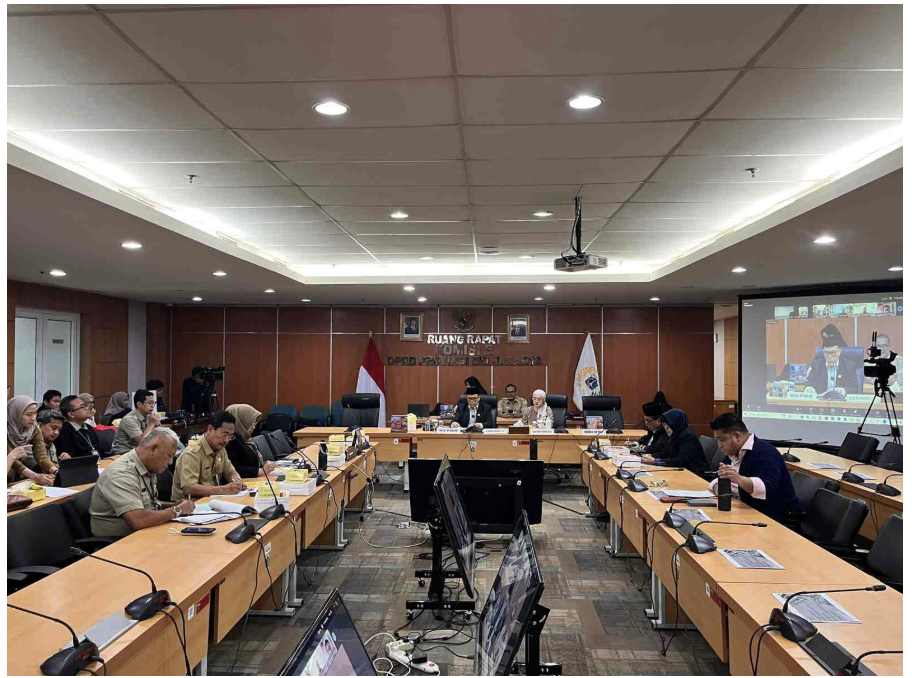 Panitia Khusus (Pansus) Rancangan Peraturan Daerah (Ranperda) tentang Penyelenggaraan Pendidikan DPRD Provinsi DKI Jakarta menggelar Rapat Dengar Pendapat (RDP) dalam rangka menerima masukan dan saran dari pimpinan dan anggota Badan Pembentukan Peraturan Daerah (Bapemperda) dan Komisi E DPRD Provinsi DKI Jakarta, Selasa (10/6). Termasuk menerima masukan dan saran dari akademisi, Organisasi Masyarakat (Ormas), Lembaga Swadaya Masyarakat (LSM) dan organisasi lainnya yang berkaitan dengan Ranperda tentang Penyelenggaraan Pendidikan. Rapat tersebut dipimpin langsung oleh Ketua Pansus Muhammad Subki didampingi Wakil Ketua Pansus Elva Farhi Qolbina. “Dengan mengucapkan Bismillahirrahmanirrahim, RDP Ranperda tentang Penyelenggaraan Pendidikan saya buka dan terbuka untuk umum,” ujar Subki sapaan akrabnya di Gedung DPRD DKI Jakarta. Rapat dihadiri Sekretaris Komisi E DPRD DKI Jakarta Justin Adrian, Anggota Komisi E DPRD DKI Jakarta Solikhah, dan Ramly Muhammad. Pihak eksekutif yang hadir yaitu Kepala Dinas Pendidikan DKI Jakarta Nahdiana didampingi oleh Wakil Kepala Dinas Pendidikan DKI Jakarta Sarjoko beserta jajaran. Nahdiana menyampaikan, tujuan dari pembahasan Ranperda tentang Penyelenggaraan Pendidikan tersebut memaksimalkan mutu pendidikan di DKI Jakarta yang berkualitas. Yakni mencakup seluruh anak usia sekolah wajib belajar 13 tahun. Mulai PAUD, TK, SD, SMP, SMA/SMK. Selain itu, memaksimalkan mutu pendidikan yang berkualitas dengan memenuhi standar nasional pendidikan yang disesuaikan kebutuhan Kota Jakarta. Dengan demikian, hasilnya mampu meningkatkan kualitas hidup warga DKI Jakarta. Adapun kegiatan tersebut mengacu pada Surat Nomor 504/HK.01.02 yang ditandatangani Ketua DPRD DKI Jakarta Khoirudin. (apn/df)