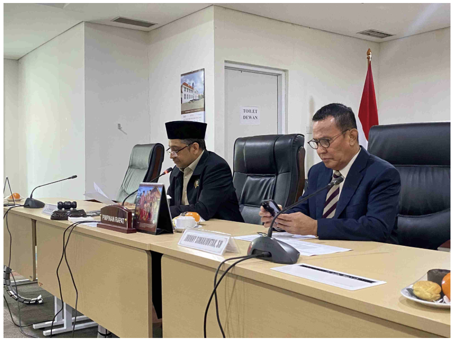 Badan Pembentukan Peraturan Daerah (Bapemperda) DPRD DKI Jakarta menggelar rapat kerja bersama Kementerian Hukum dan Hak Asasi Manusia, Badan Perencanaan Pembangunan Daerah (Bappeda), serta Biro Hukum Setda DKI. Rapat digelar dalam rangka membahas pasal-pasal Rancangan Peraturan Daerah (Ranperda) tentang Rencana Pembangunan Jangka Menengah Daerah (RPJMD) Tahun 2025-2029. Rapat dipimpin Ketua Bapemperda DPRD DKI Jakarta Abdul Aziz didampingi Wakil Ketua Bapemperda Jhonny Simanjuntak. “Kita bisa langsung membahas pasal-pasal bersama Biro Hukum, Bappeda dan Kemenkumham,” ujar Abdul Aziz, Selasa (10/6). Sementara jajaran eksekutif yang hadir dipimpin Wakil Kepala Bappeda DKI Jakarta Deftrianov. Agenda ini berlangsung sesuai Undangan Nomor 464/HK.01.02 yang ditandatangani Ketua DPRD DKI Jakarta Khoirudin pada 27 Mei 2025. (gie/df)