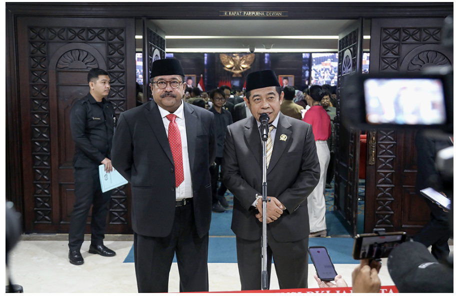 DPRD DKI Jakarta menggelar Sidang Paripurna Penyampaian Pidato Gubernur DKI Jakarta yang disampaikan Wakil Gubernur DKI Jakarta Rano Karno terhadap Rancangan Peraturan Daerah (Ranperda) tentang Pertanggungjawaban Pelaksanaan APBD (P2APBD) Tahun Anggaran 2024 di Gedung DPRD DKI Jakarta, Selasa (10/6). Ketua DPRD DKI Jakarta Khoirudin mengapresiasi pendapatan Pemerintah Provinsi DKI Jakarta pada Ranperda tentang Pertanggungjawaban Pelaksanaan APBD (P2APBD) Tahun Anggaran 2024. Masing-masing pendapatan terdiri dari Pendapatan Asli Daerah (PAD) yang terealisasi sebesar Rp50,74 triliun atau 100,55 persen dari target Rp50,46 triliun. Pendapatan transfer terealisasi sebesar Rp21,62 triliun atau 90,93 persen dari target Rp23,77 triliun, dan lain-lain pendapatan yang sah terealisasi sebesar Rp589,16 miliar atau 83,73 persen dari target Rp703,65 miliar. “Secara umum bahwa pelaksanaan APBD yang sudah dilakukan itu excellent oleh karena target pendapatan melebihi 100 persen,” ujar Khoirudin usai memimpin rapat paripurna di Gedung DPRD DKI Jakarta, Selasa (10/6). Khoirudin mengatakan, DPRD DKI Jakarta berkomitmen mengawasi program-program prioritas Pemerintah Provinsi DKI Jakarta. Tujuannya, memastikan program-program tersebut dapat segera terealisasi agar dapat dirasakan manfaatnya oleh seluruh warga Jakarta. Program prioritas yang masuk dalam Ranperda tentang Pertanggungjawaban Pelaksanaan APBD (P2APBD) Tahun Anggaran 2024 di antaranya, penanggulangan banjir, akselerasi pertumbuhan ekonomi, percepatan penurunan stunting, penanganan kemacetan, penanggulangan kemiskinan dan penguatan nilai demokrasi. “Tentu tadi sudah dibacakan juga program-program prioritas yang mendapat highlight dari pak gubernur karena memang kerja kita, anggaran yang kita setujui, sepakati harus mencapai tujuan pembangunan Jakarta,” kata dia. Wakil Gubernur DKI Jakarta Rano Karno menjelaskan, Belanja Daerah tahun anggaran 2024 dianggarkan sebesar Rp76,02 triliun, dan telah terealisasi sebesar Rp70,01 triliun atau 92,09 persen dari anggaran yang ditetapkan. Belanja Daerah juga dialokasikan untuk pelaksanaan berbagai program prioritas, diantaranya Program Prioritas Penanggulangan Banjir terealisasi sebesar Rp2,99 triliun dari anggaran Rp3,27 triliun, atau mencapai 91,34 persen. Program Prioritas Akselerasi Pertumbuhan Ekonomi terealisasi sebesar Rp1,57 triliun dari anggaran Rp 1,60 triliun, atau mencapai 97,51 persen. Program prioritas percepatan penurunan stunting terealisasi sebesar Rp1,45 triliun dari anggaran Rp1,6 triliun, atau sebesar 90,25 persen. Program Prioritas Penanganan Kemacetan terealisasi sebesar Rp7,15 triliun dari anggaran Rp7,95 triliun, atau sebesar 89,98 persen. Program Prioritas Penanggulangan kemiskinan, terealisasi sebesar Rp7,66 triliun dari anggaran sebesar Rp7,86 triliun, atau mencapai 97,42 persen. Terakhir, program prioritas penguatan nilai demokrasi, terealisasi sebesar Rp1,05 triliun dari anggaran Rp1,06 triliun, atau 99,14 persen. “Berdasarkan realisasi Pendapatan, Belanja, dan Pembiayaan yang telah saya jelaskan, maka Sisa Lebih Perhitungan Anggaran (SiLPA) Tahun Anggaran 2024 adalah sebesar Rp4,43 triliun,” kata dia. Rano mengatakan Pemerintah Provinsi DKI Jakarta akan terus mempertahankan predikat Wajar Tanpa Pengecualian dari Badan Pemeriksa Keuangan (BPK) terhadap Laporan Keuangan Pemerintah Daerah (LKPD) Pemerintah Provinsi DKI Jakarta Tahun 2024. Caranya dengan upaya peningkatan akuntabilitas pengelolaan keuangan daerah agar pengelolaan keuangan berjalan secara transparan dan akuntabel. “Kami berharap Dewan dapat membahas lebih lanjut dan memberikan persetujuan terhadap Rancangan Peraturan Daerah ini untuk dapat ditetapkan menjadi Peraturan Daerah,” harap Rano. (yla/df)