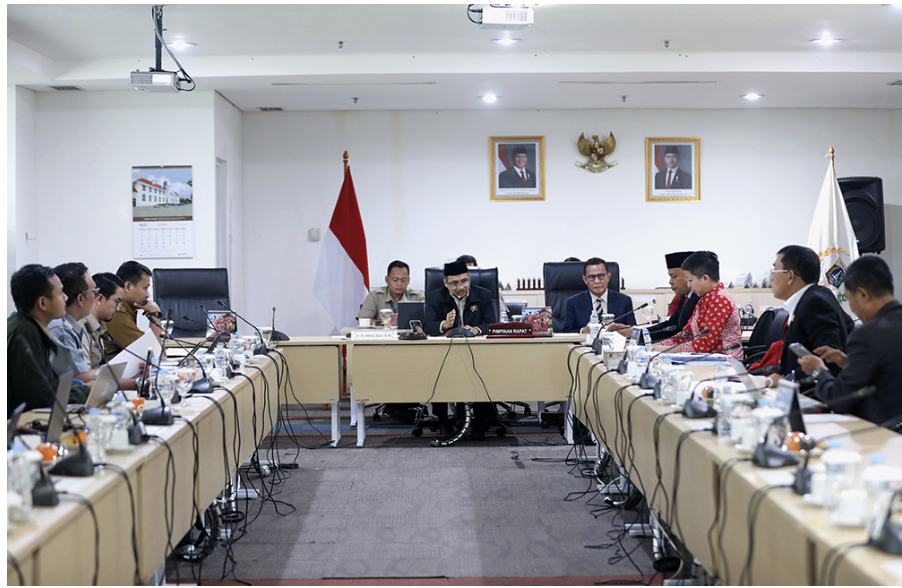 Ketua Badan Pembentukan Peraturan Daerah (Bapemperda) DPRD DKI Jakarta Abdul Aziz menyepakati Rencana Pembangunan Jangka Menengah Nasional (RPJMN) dimasukan dalam Pasal 3 Rancangan Peraturan Daerah (Raperda) tentang Rencana Pembangunan Jangka Menengah Daerah (RPJMD) Tahun 2025-2029. Dia mengungkapkan, usulan itu merupakan permintaan sejumlah anggota Bapemperda. Sebab, RPJMN belum tercantum di dalam Raperda RPJMD 2025-2029. “RPJMN sama sekali belum ada di dokumen draf Raperda RPJMD kita,” ujar Aziz di Gedung DPRD DKI Jakarta, Selasa (10/6). Menurut politisi nPKS itu, RPJMN merupakan dasar hukum bagi pemerintah daerah menyusun rencana kerja dan wajib menjadi acuan penyusunan RPJMD. Ketua Bapemperda DPRD DKI Jakarta Abdul Aziz. (DDJP/gie) Mengingat, RPJMN sangat penting karena memuat evaluasi, tantangan pembangunan, kebijakan pembangunan, dan prioritas nasional. Begitu pula terkait arah pembangunan wilayah, pendanaan pembangunan, pengendalian, evaluasi, dan tata kelola data pembangunan. “Jadi, Pemprov menjadi bagian besar dan melaksanakan apa yang telah direncanakan pemerintah pusat,” tutur Aziz. RPJMD, harap Aziz, bisa menjadi landasan pembangunan Kota Jakarta pada lima tahun ke depan. Bahkan, bisa sejalan mendukung Program Strategis Nasional (PSN). “Karena kita berharap, dokumen yang terkait Perda ini sifatnya berkelanjutan. Jadi dari tingkat pusat arahannya, dan DKI yang mengeksekusi. Sehingga pembangunan berjalan lancar,” tukas Aziz. (gie/df)