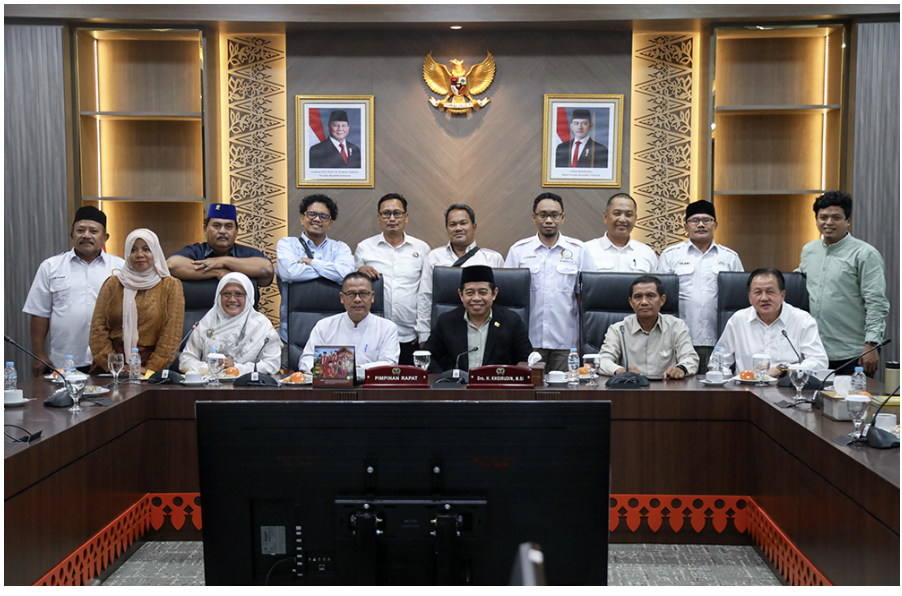 Ketua Dewan Perwakilan Rakyat Daerah (DPRD) Provinsi DKI Jakarta Khoirudin menegaskan, sinergi antara lembaga legislatif dan Lembaga Musyawarah Kelurahan (LMK) serta dewan kota (Dekot) sangat penting untuk memperkuat pelayanan publik di tingkat wilayah. Penegasan itu disampaikan dalam audiensi bersama Forum Komunikasi LMK DKI Jakarta yang berlangsung di lantai 10 Gedung DPRD DKI Jakarta, Jumat (13/6). Khoirudin menyebut LMK sebagai mitra strategis yang menjadi perpanjangan tangan dewan di lapangan. Dengan kata lain, ujung tombak pelayanan di tingkat mikro. “Mereka (LMK) menjadi perpanjangan tangan kita dalam merespons berbagai persoalan yang dihadapi masyarakat,” ujar Khoirudin. DPRD, Dekot, dan LMK memiliki tujuan yang sama. Yakni melayani masyarakat. Karena itu, komunikasi antara keduanya harus berjalan intensif. Ia mendorong agar ketua dan anggota LMKdi tingkat kelurahan menjalin relasi aktif dengan anggota DPRD di daerah pemilihan masing-masing. “Kalau ada hal strategis yang perlu keputusan pimpinan, silakan datang. Selebihnya bisa dibicarakan langsung dengan dewan di wilayah. Kita semua sama-sama melayani,” tegas dia. Dalam kesempatan itu, Ketua Forum Komunikasi LMK DKI Jakarta Dwi Hartanti menekankan, sinergi perlu diperkuat dengan mekanisme yang lebih terbuka dan setara. Dia mengapresiasi respons cepat DPRD terhadap permohonan audiensi. Namun mengingatkan agar LMK tidak hanya dilibatkan secara simbolis. “Kami berharap ada ruang dialog rutin, bukan hanya saat ada masalah besar. LMK membawa suara warga dari tingkat paling dasar. Jika sinerginya kuat, solusi akan lebih cepat,” tutur Dwi. Ia menambahkan, perlu penguatan kelembagaan dan kejelasan peran LMK di tengah masyarakat. Sehingga koordinasi dengan dewan dan pemerintah kota/kabupaten bisa berjalan lebih harmonis. Audiensi tersebut turut membahas sejumlah usulan teknis. Seperti pelatihan, peningkatan kesejahteraan, dan perlindungan sosial bagi anggota LMK. Akan tetapi, penekanan lebih pada sinergi antara DPRD dan LMK terus dijaga dan diperkuat demi pelayanan publik yang merata dan responsif. (all/df)