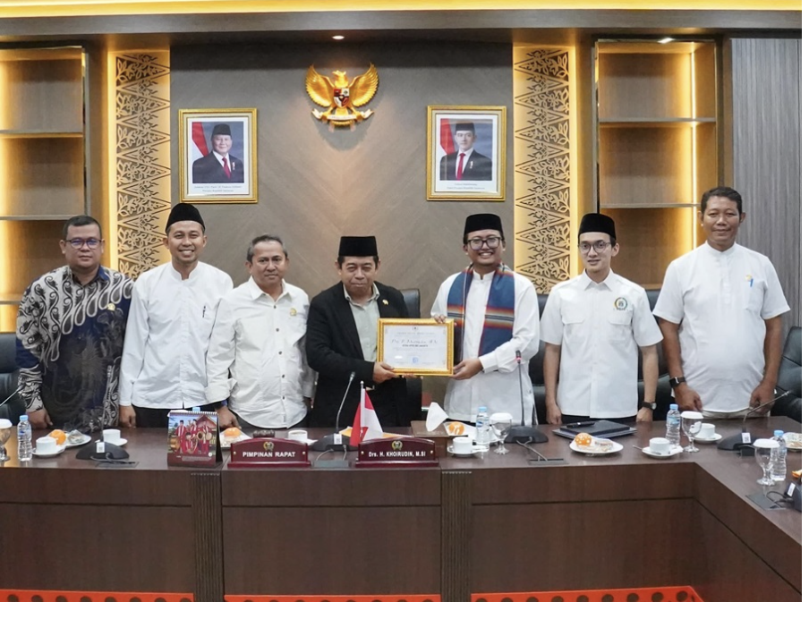 DPRD DKI Jakarta membangun sinergi dengan dewan kota (Dekot). Yakni sebagai mitra strategis pemerintah daerah dalam memperkuat sistem pemerintahan yang partisipatif dan responsif terhadap kebutuhan masyarakat. Fungsi kemitraan ini tidak hanya bersifat konsultatif, namun juga substantif. Tentunya terkait dukungan dalam pengambilan kebijakan yang berbasis pada kondisi nyata di lapangan. Ketua Forum Komunikasi Dewan Kota DKI Jakarta Said Al Khudry menyampaikan, peran Dekot selama ini telah terbukti mampu memberikan masukan konkret kepada DPRD. Khususnya dalam isu-isu perkotaan yang langsung menyentuh kehidupan warga. “Dekot hadir bukan sekadar sebagai penonton, tetapi sebagai pengusul dan pengawal agenda-agenda kerakyatan yang harus disuarakan di tingkat legislatif,” ujar Said, Jumat (13/6). Kemitraan tersebut makin diperkuat melalui forum-forum koordinasi rutin antara Dekot dan DPRD DKI Jakarta. Terutama dalam membahas Rencana Kerja Pemerintah Daerah (RKPD) serta pelaksanaan Musrenbang. Dewan kota kerap menjadi penyambung suara masyarakat bawah yang tidak selalu terjangkau oleh mekanisme formal DPRD. Ketua DPRD DKI Jakarta Khoirudin mengungkapkan, sangat terbantu dengan data dan laporan dari Dekot. Sebab, Dekot juga merupakan representasi warga. “Kolaborasi ini perlu ditingkatkan agar kebijakan yang lahir benar-benar sesuai dengan kebutuhan rakyat,” tandas Khoirudin. Ke depan, sinergi Dekot dan DPRD diharapkan dapat mendorong terwujudnya tata kelola daerah yang lebih demokratis dan akuntatabel. (red)