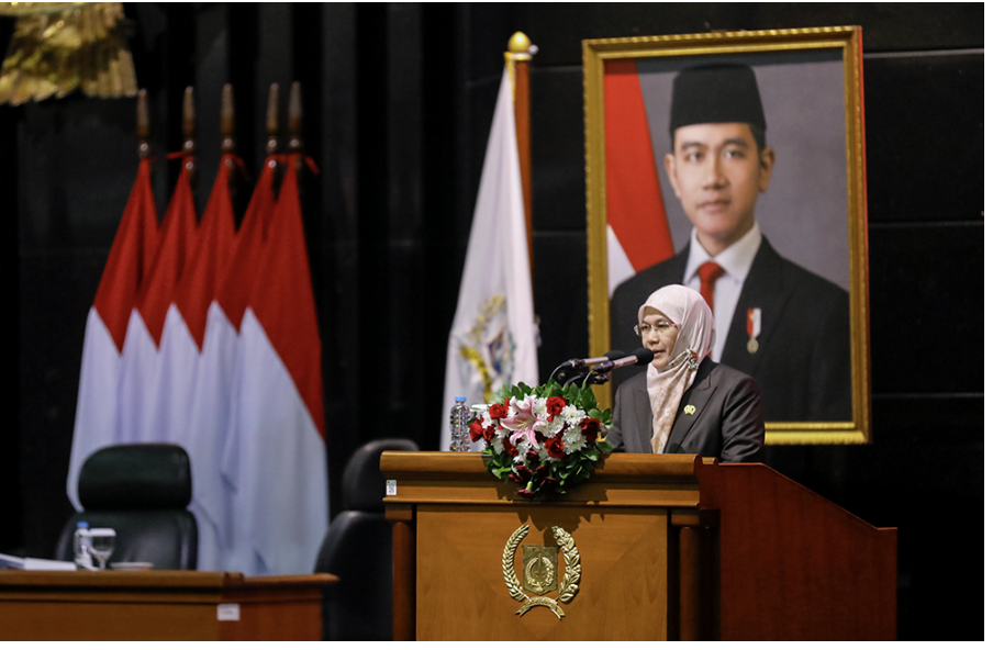 Fraksi-fraksi DPRD Provinsi DKI Jakarta menyampaikan sejumlah catatan terhadap pelaksanaan APBD Tahun Anggaran 2024 dalam Rapat Paripurna, Senin (16/6). Sorotan utama mencakup realisasi pendapatan dan belanja modal, pengelolaan Sisa Lebih Pembiayaan Anggaran (SiLPA), serta perlunya penguatan manajemen fiskal. Fraksi Partai Keadilan Sejahtera (PKS) melalui Zahrina Nurbaiti mencermati realisasi pendapatan daerah yang mencapai 97,34 persen dan belanja modal yang baru terserap 84,72 persen. “Perlu peningkatan efektivitas dalam perencanaan dan pelaksanaan anggaran,” terang Zahrina. Ia juga mengingatkan agar pelaksanaan program dirancang sejak awal agar tidak menumpuk di akhir tahun. “Penumpukan belanja menunjukkan lemahnya distribusi waktu dalam pelaksanaan kegiatan,” jelas dia. Fraksi PKS turut menyoroti penurunan saldo anggaran lebih (SAL) dan realisasi Belanja Tidak Terduga (BTT) yang belum terserap. “Itu perlu menjadi perhatian agar pengelolaan fiskal lebih adaptif terhadap kondisi darurat,” tambah dia. (all/df)