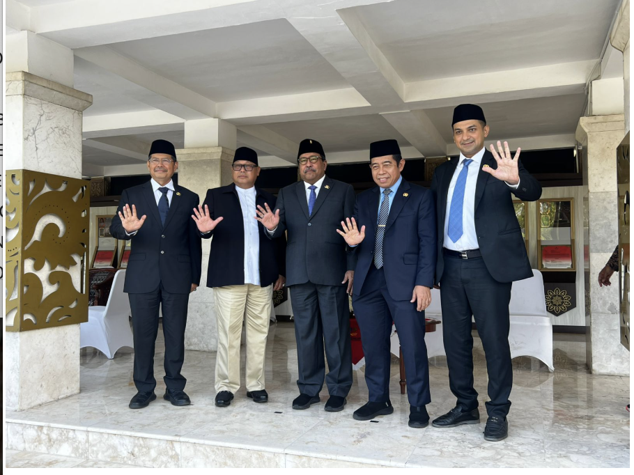 Ziarah ke Taman Makam Pahlawan Nasional Utama Kalibata bukan sekadar seremonial penghormatan dalam rangka Hari Ulang Tahun ke-498 Kota Jakarta. Bagi Ketua Komisi D DPRD Provinsi DKI Jakarta Yuke Yurike, momentum itu merupakan ruang refleksi yang mendalam tentang arti perjuangan dan pengabdian. Yuke menilai, semangat para pahlawan yang dimakamkan di Kalibata tak hanya meninggalkan jejak sejarah. Namun, pembangunan Jakarta tak bisa dilepaskan dari semangat pengorbanan para pahlawan. “Kita tidak akan bisa seperti sekarang tanpa perjuangan mereka. Sebagai generasi yang lebih muda, kita jangan pernah melupakan apa yang telah mereka lakukan untuk bangsa ini,” terang Yuke di TMP Kalibata, Selasa (17/6). Menurut dia, setiap langkah pembangunan Jakarta harus dilandasi nilai-nilai pengabdian dan keteladanan dari mereka yang telah gugur mendahului. “Semangat dan perjuangan para pahlawan harus menjadi energi kita untuk terus memperbaiki dan memajukan kota ini,” ucap dia. Yuke menyebut, kegiatan ziarah juga menjadi pengingat kolektif untuk semua pemangku kebijakan agar tetap berpihak pada kepentingan rakyat. “Tadi kita berdoa di makam Ahmad Yani, Rasuna Said, juga pahlawan revolusi dan tanpa nama. Saat berdoa, kita sekaligus mengingat kembali apa yang telah mereka perjuangkan,” ungkap dia. Ia berharap, semangat itu tidak berhenti menjadi seremoni tahunan, tapi benar-benar menjiwai arah kebijakan dan pembangunan di Jakarta. “Mudah-mudahan semangat itu tidak pernah padam, dan menjadi dorongan bagi kita semua untuk membangun Jakarta yang lebih baik, adil, dan manusiawi,” pungkas Yuke. (all/df)